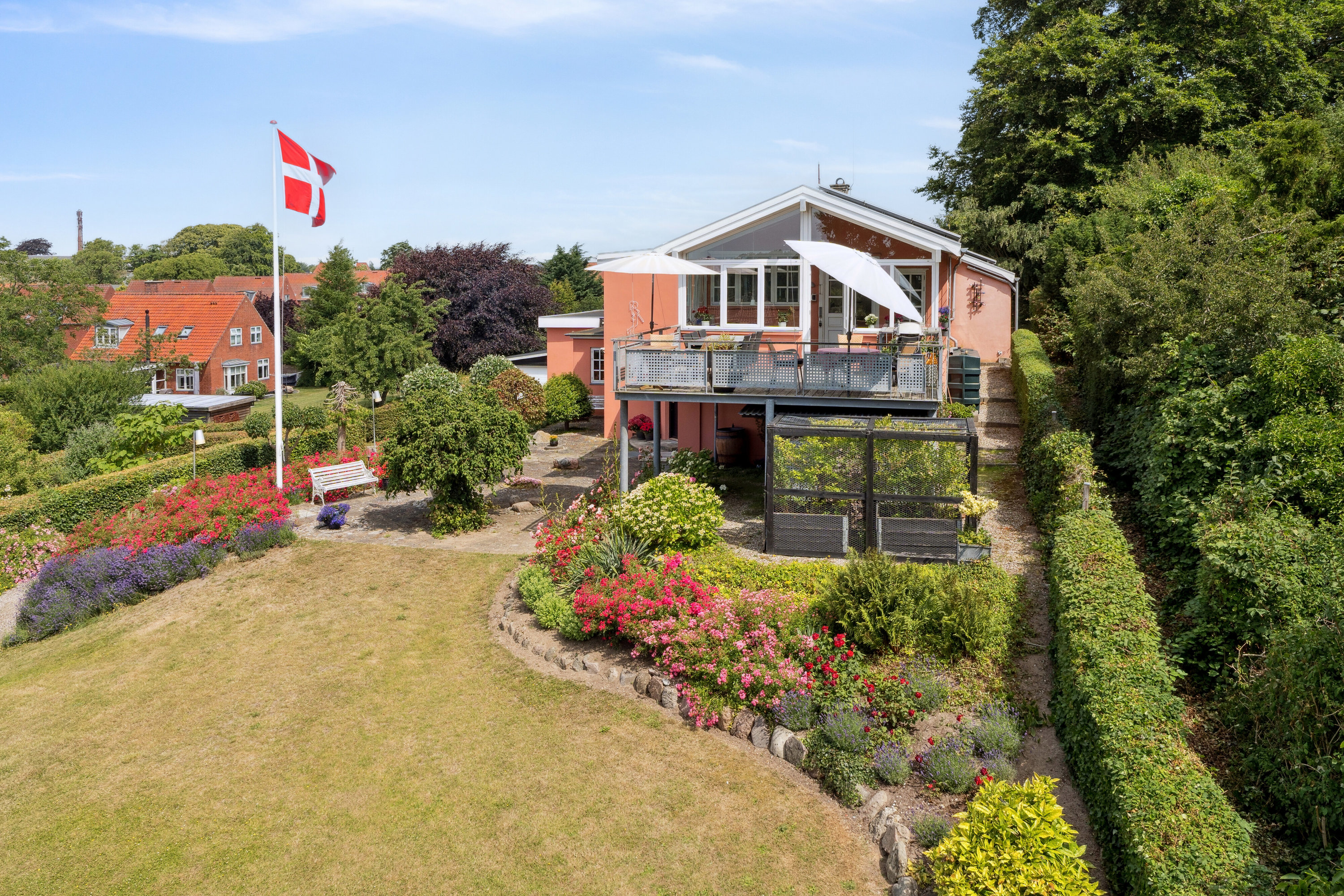 Fremhævet set fra haven billede i fuldskærmstilstand. Billede af Humblevej 1, 5900 Rudkøbing