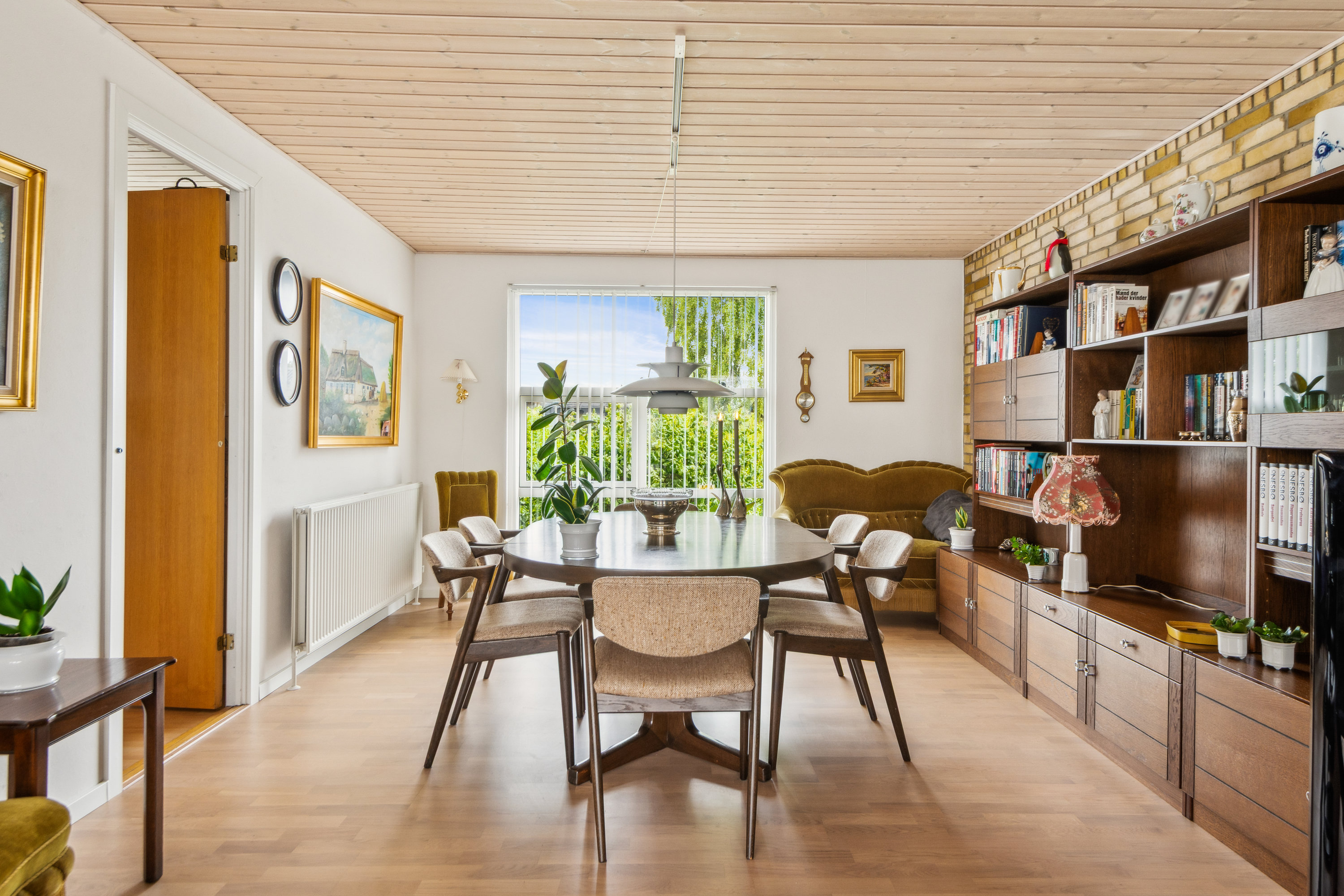 Fremhævet stue billede i fuldskærmstilstand. Billede af Rebildparken 25, 9220 Aalborg Øst