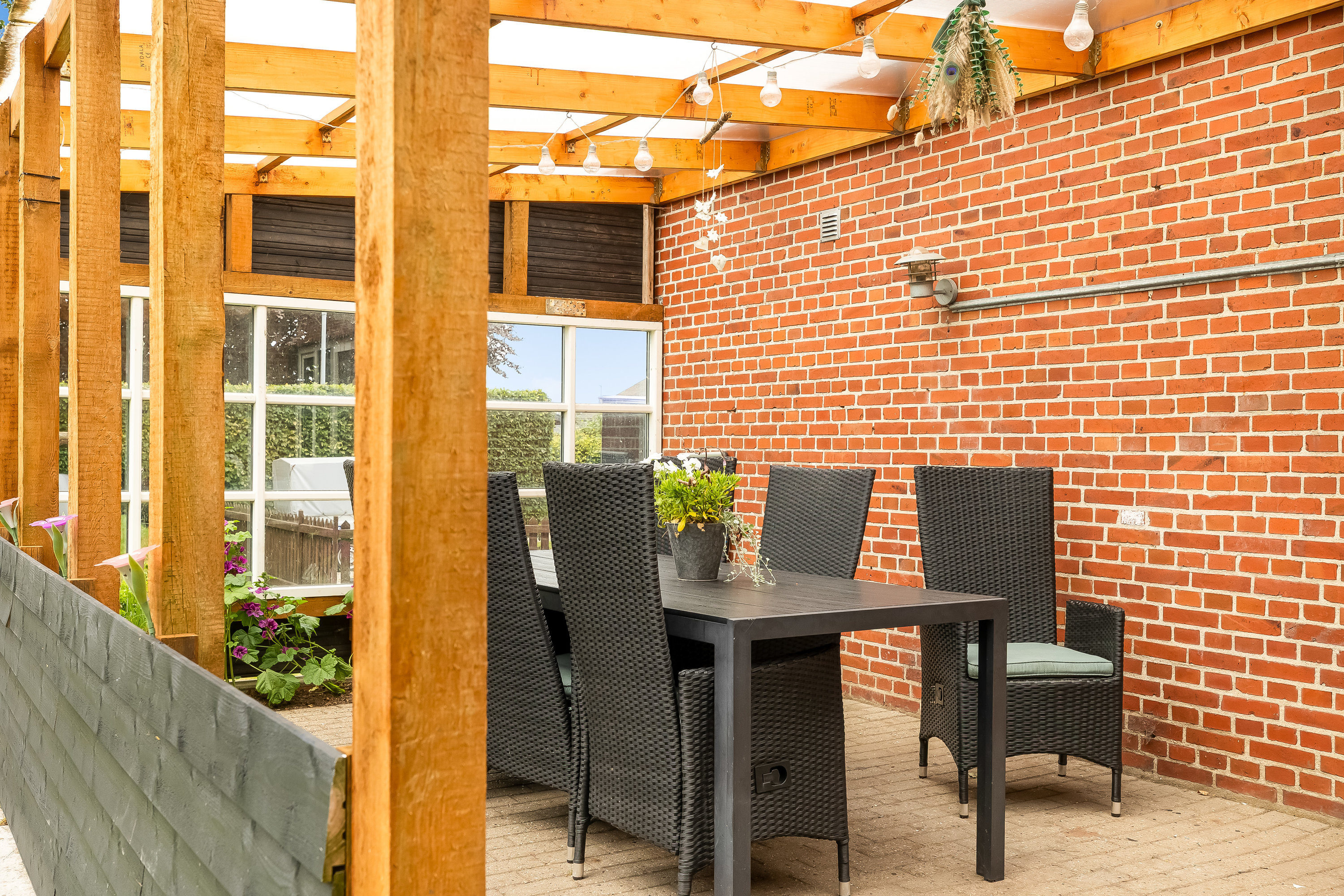 Fremhævet overdækket terrasse billede i fuldskærmstilstand. Billede af Vardevej 102, Lyne, 6880 Tarm