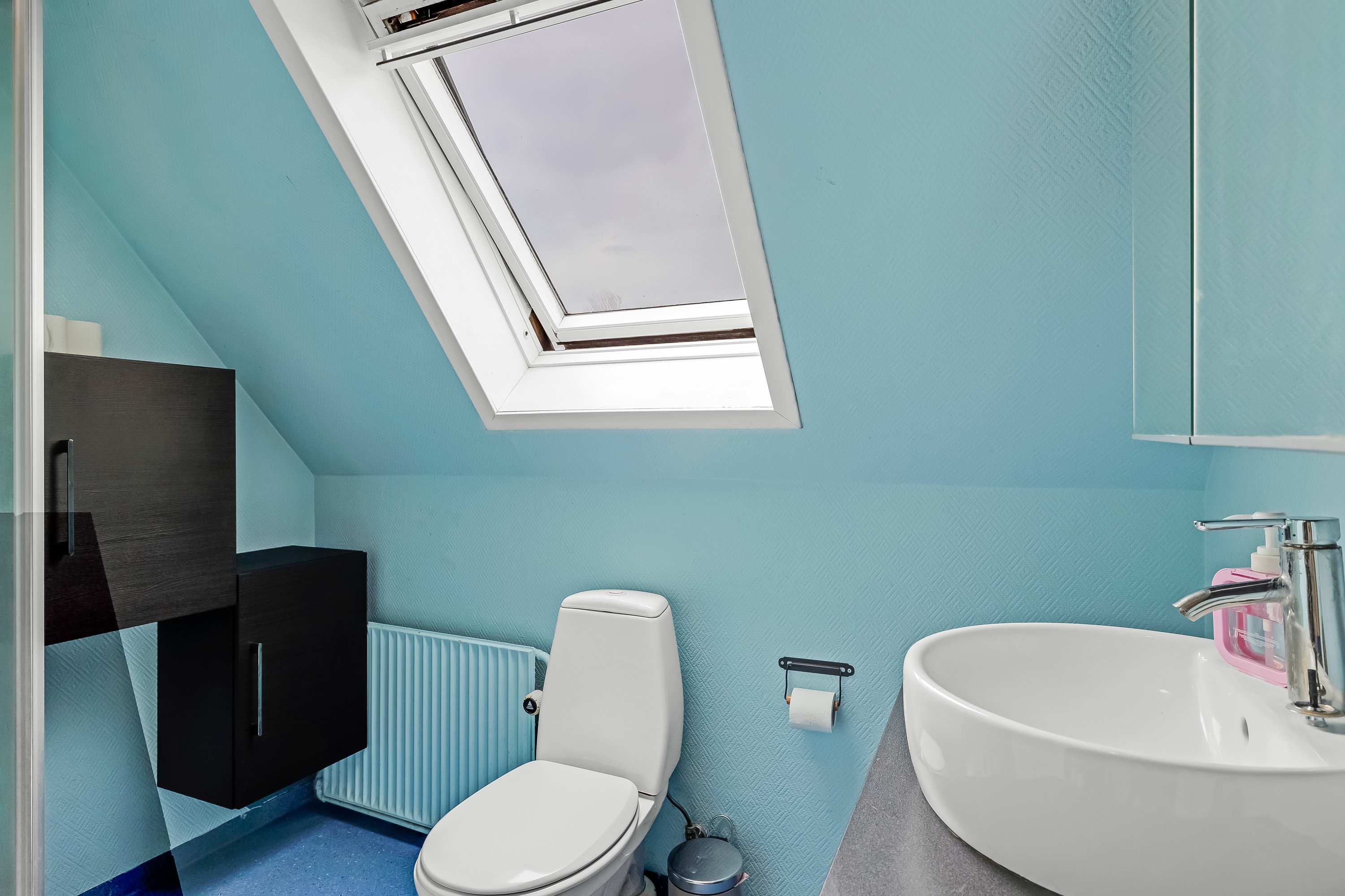 Fremhævet toilet billede i fuldskærmstilstand. Billede af Vardevej 102, Lyne, 6880 Tarm