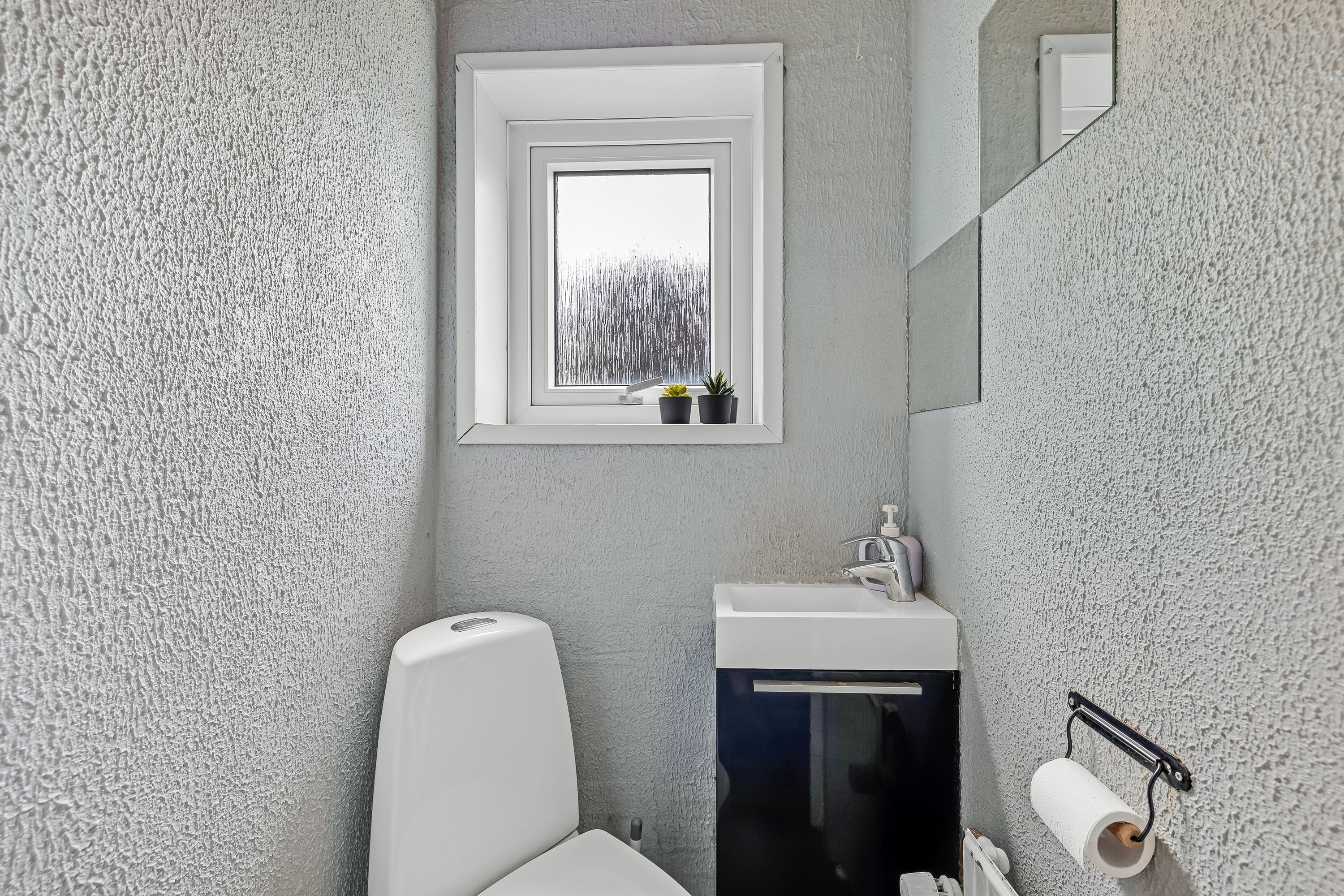 Fremhævet toilet billede i fuldskærmstilstand. Billede af Vardevej 102, Lyne, 6880 Tarm