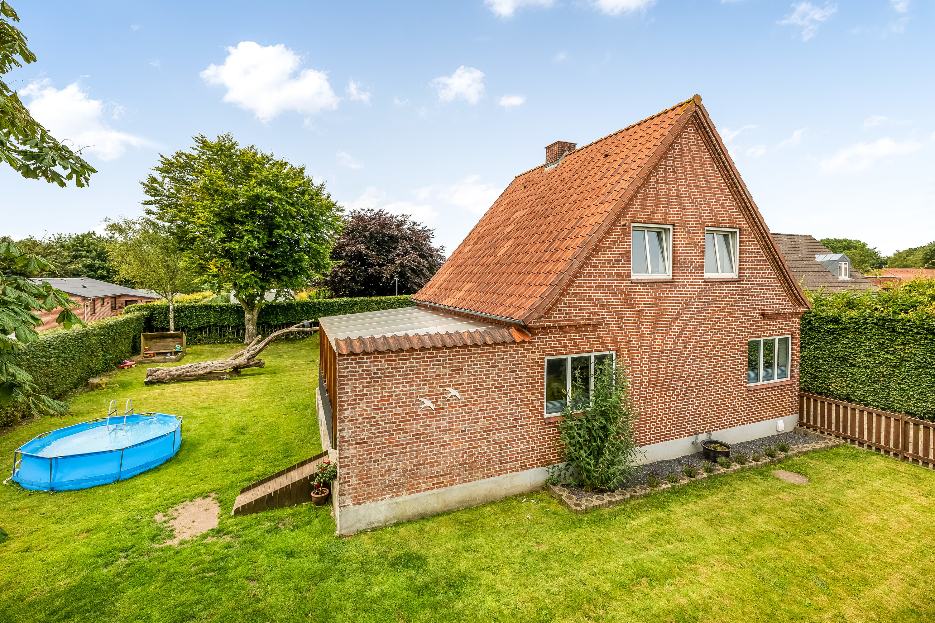 Fremhævet facade billede i fuldskærmstilstand. Billede af Vardevej 102, Lyne, 6880 Tarm