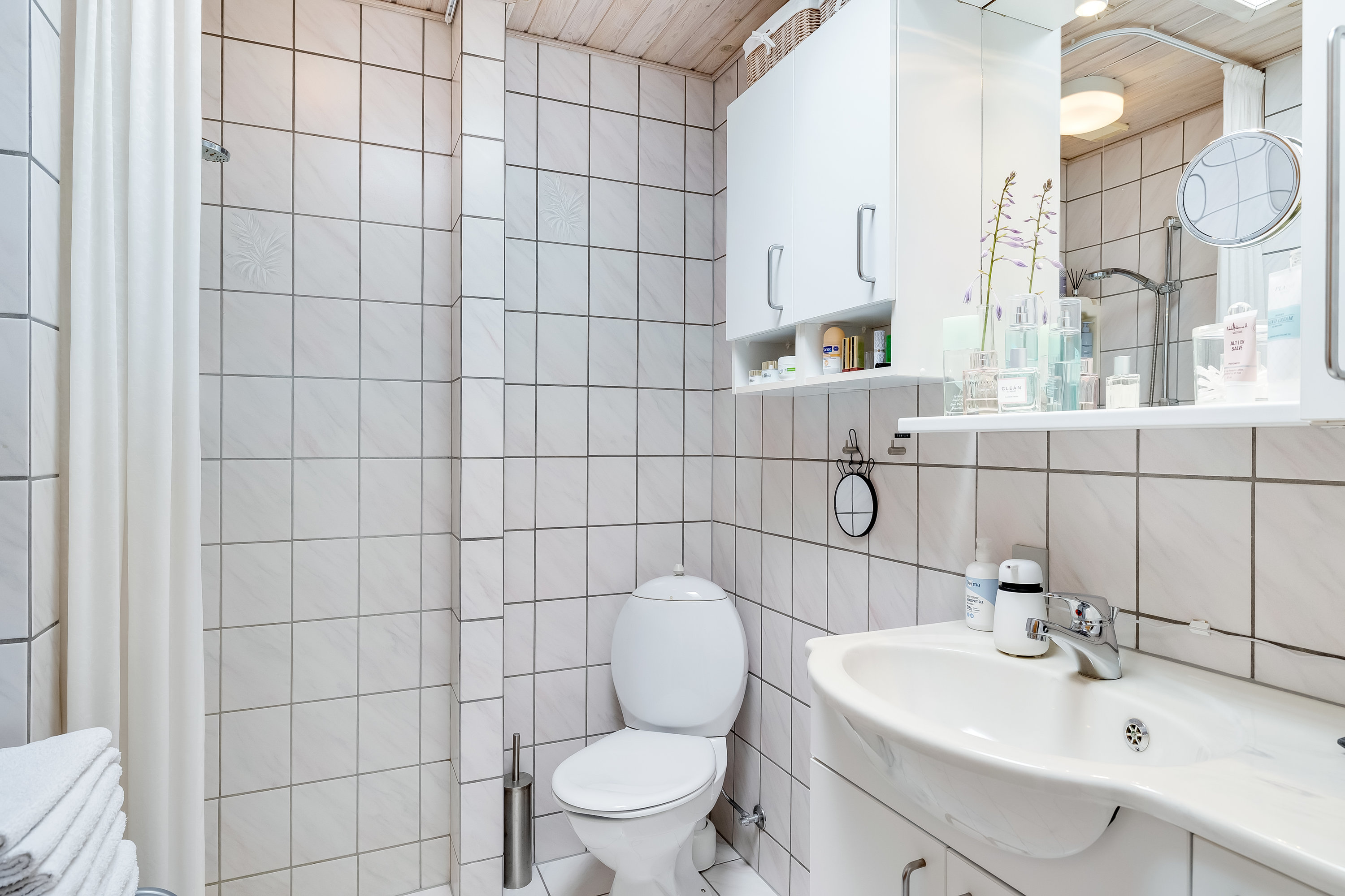 Fremhævet toilet billede i fuldskærmstilstand. Billede af Pilevej 19, 6880 Tarm