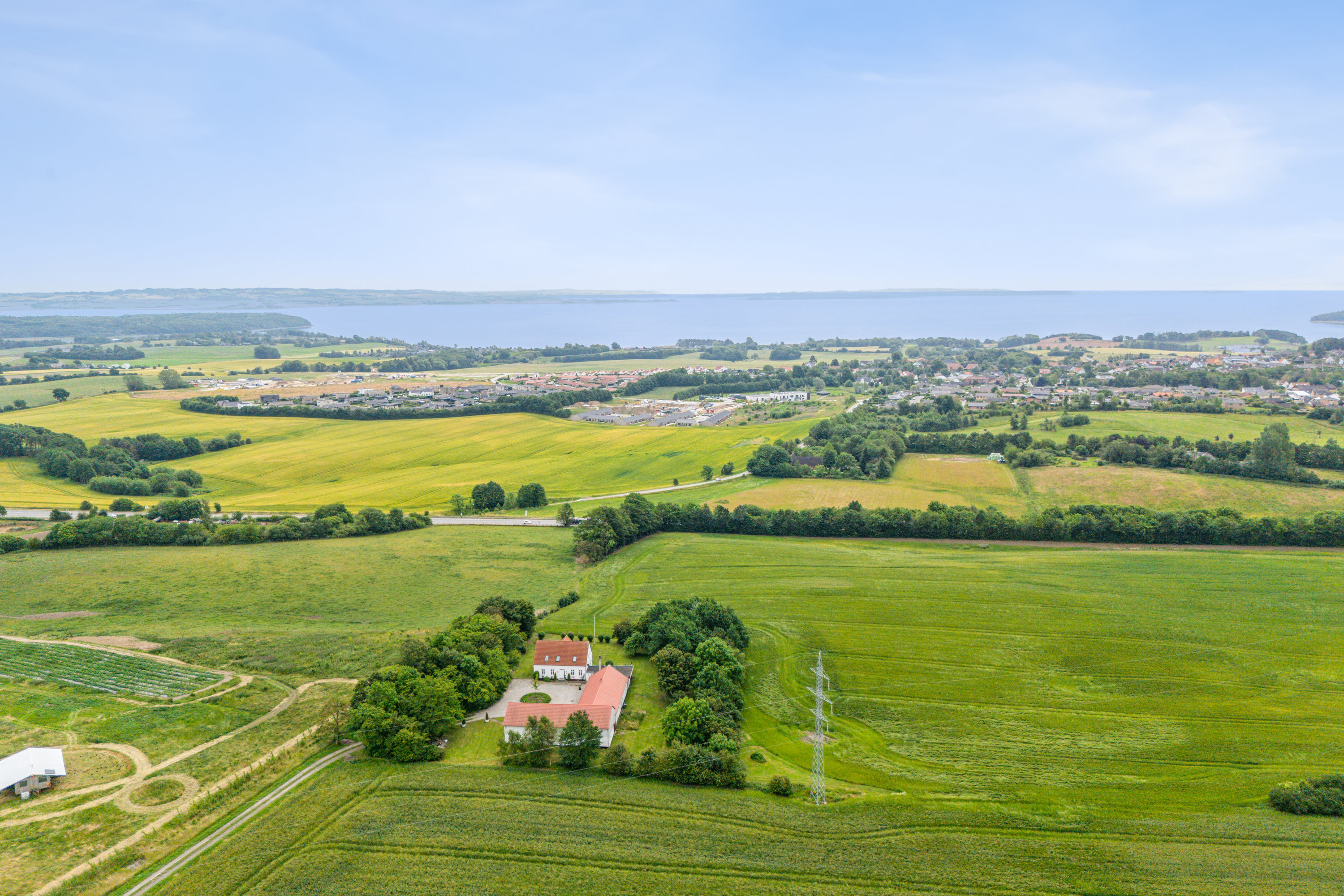 Fremhævet luftfoto billede i fuldskærmstilstand. Billede af Ebeltoftvej 126, Ommestrup, 8544 Mørke