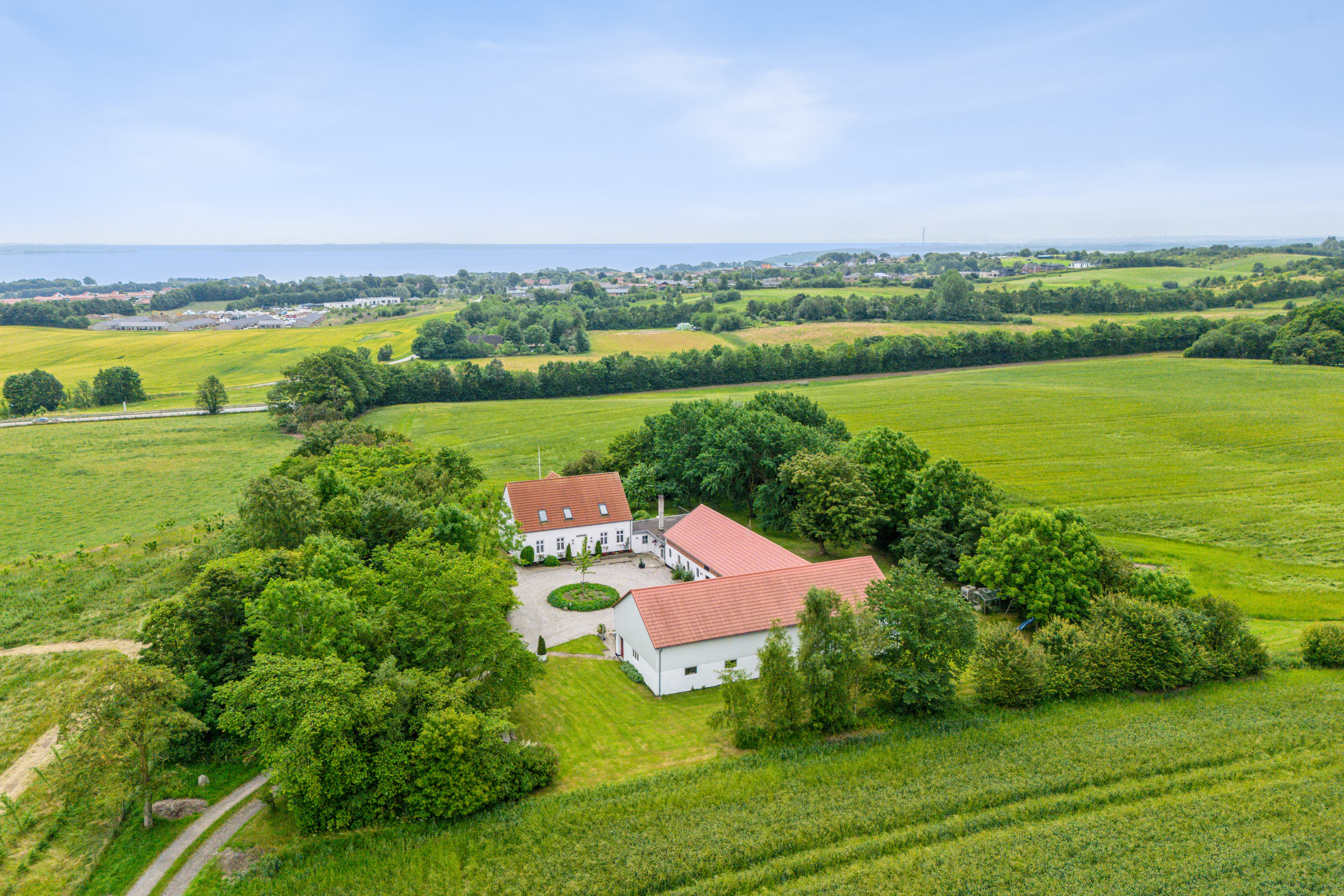Fremhævet luftfoto billede i fuldskærmstilstand. Billede af Ebeltoftvej 126, Ommestrup, 8544 Mørke