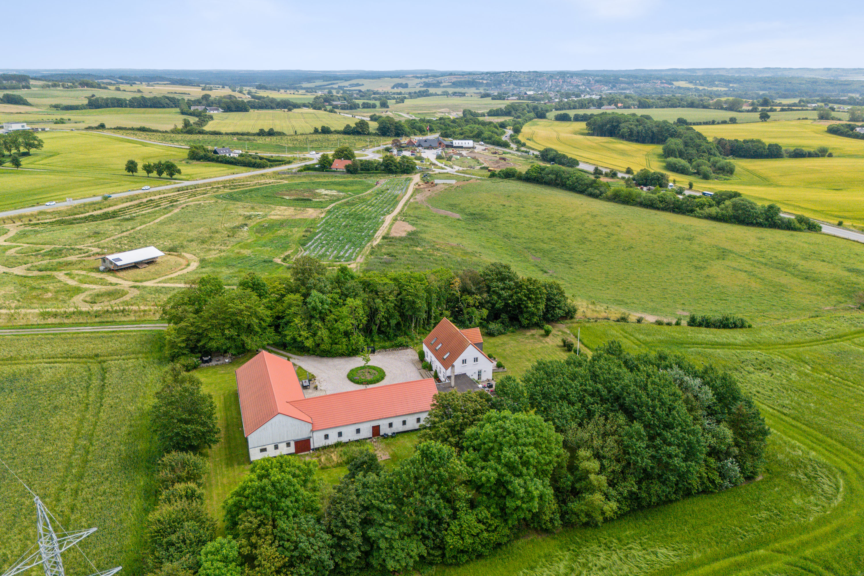 Fremhævet luftfoto billede i fuldskærmstilstand. Billede af Ebeltoftvej 126, Ommestrup, 8544 Mørke