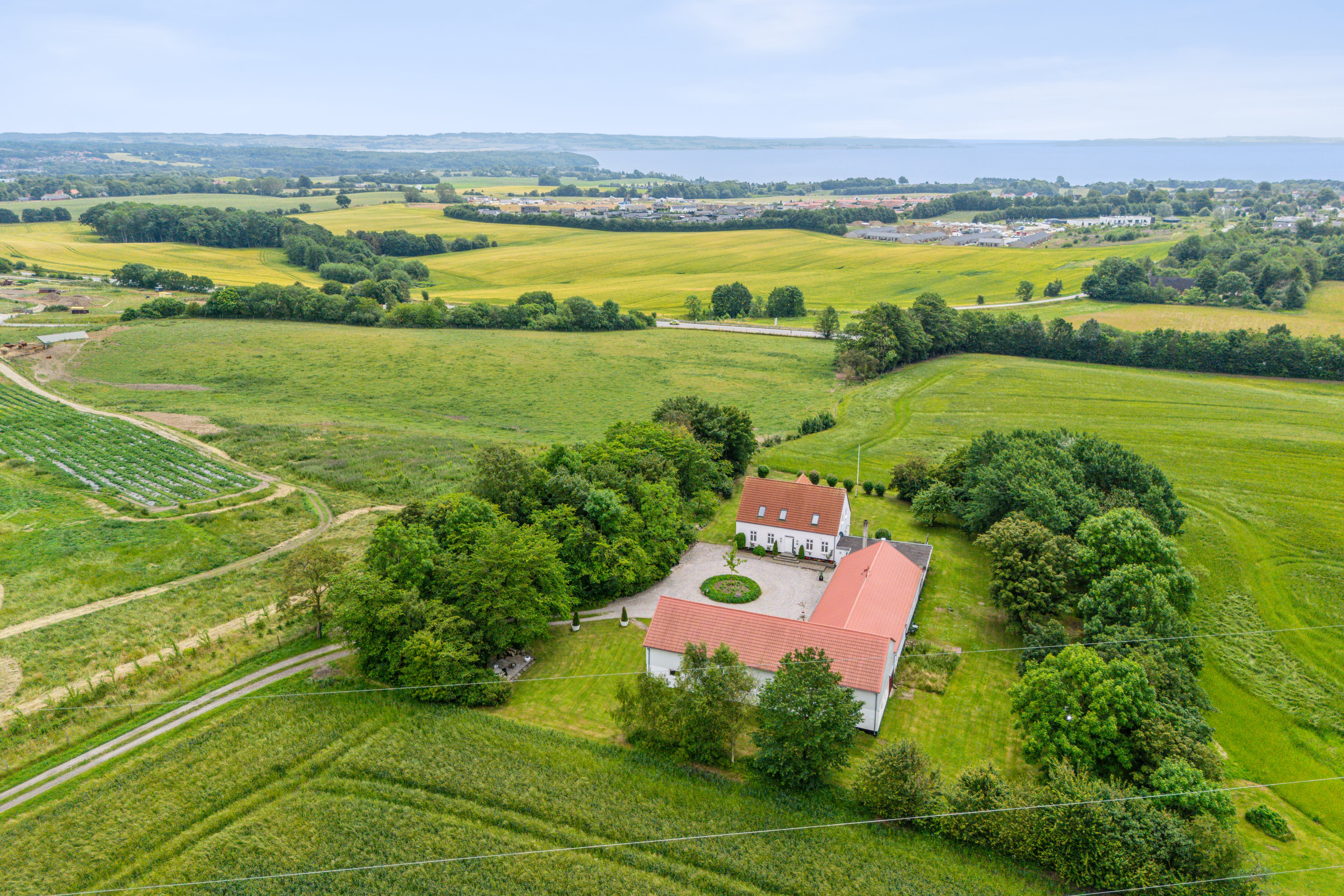 Fremhævet luftfoto billede i fuldskærmstilstand. Billede af Ebeltoftvej 126, Ommestrup, 8544 Mørke