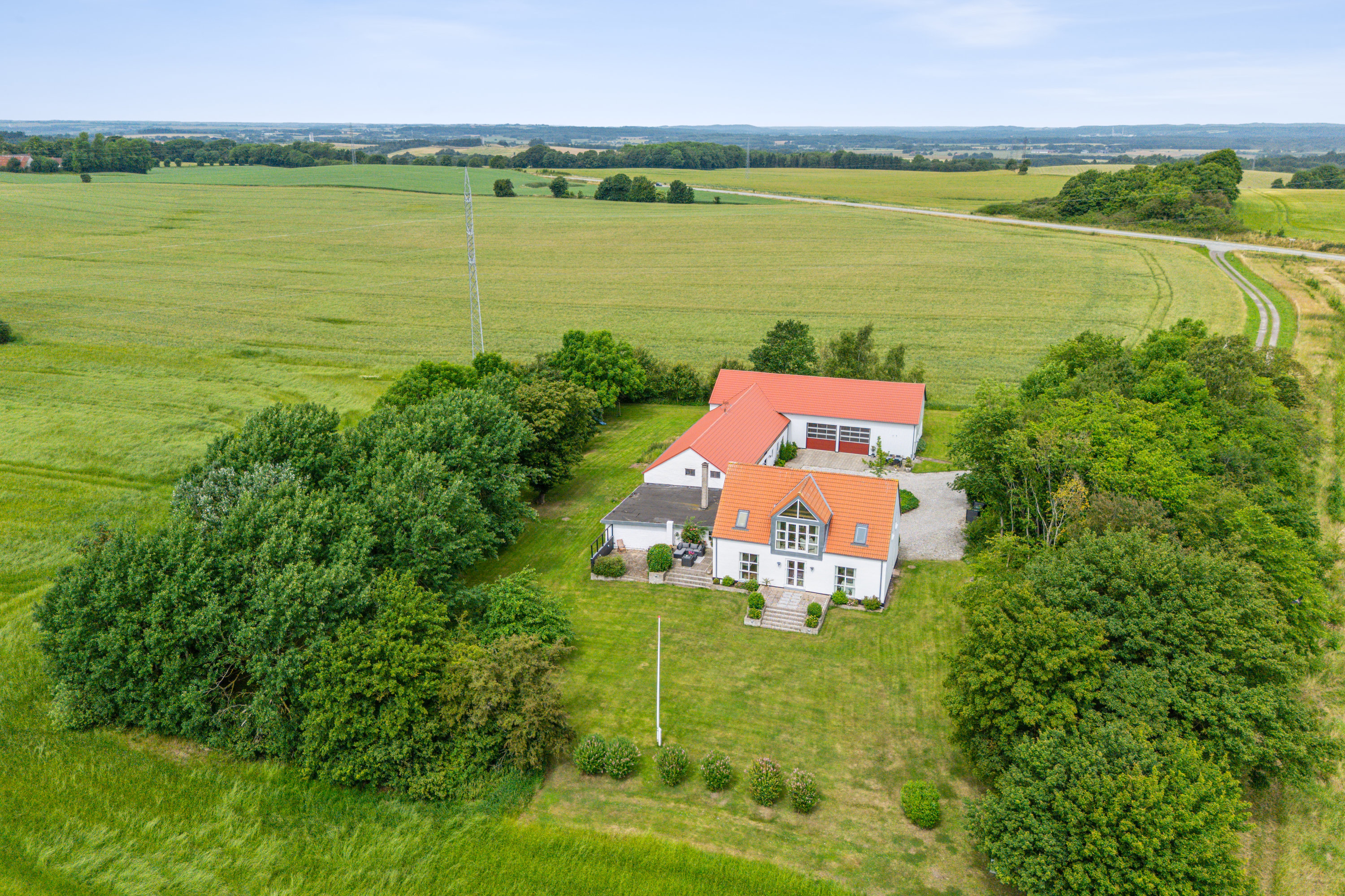 Fremhævet luftfoto billede i fuldskærmstilstand. Billede af Ebeltoftvej 126, Ommestrup, 8544 Mørke