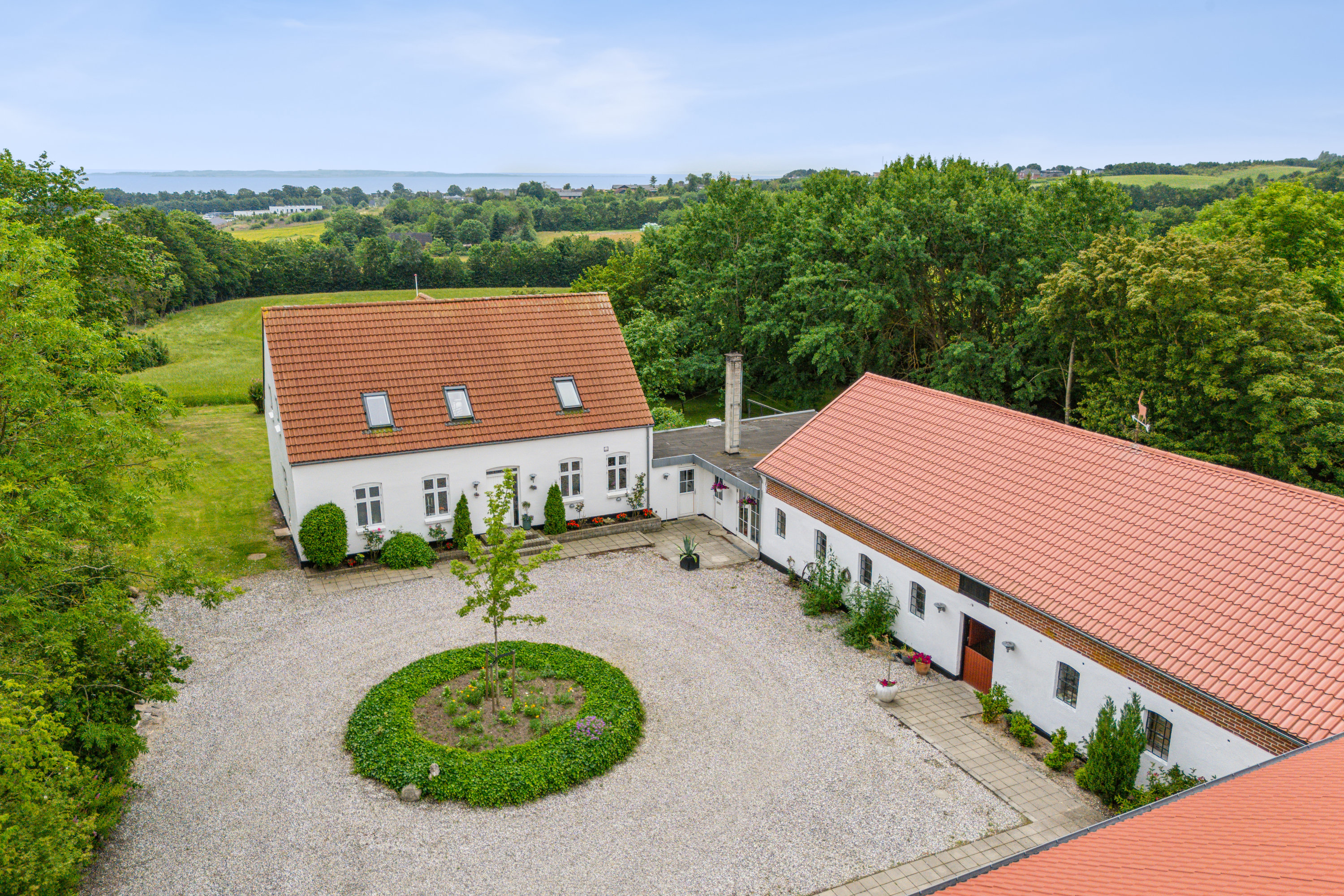 Fremhævet luftfoto billede i fuldskærmstilstand. Billede af Ebeltoftvej 126, Ommestrup, 8544 Mørke