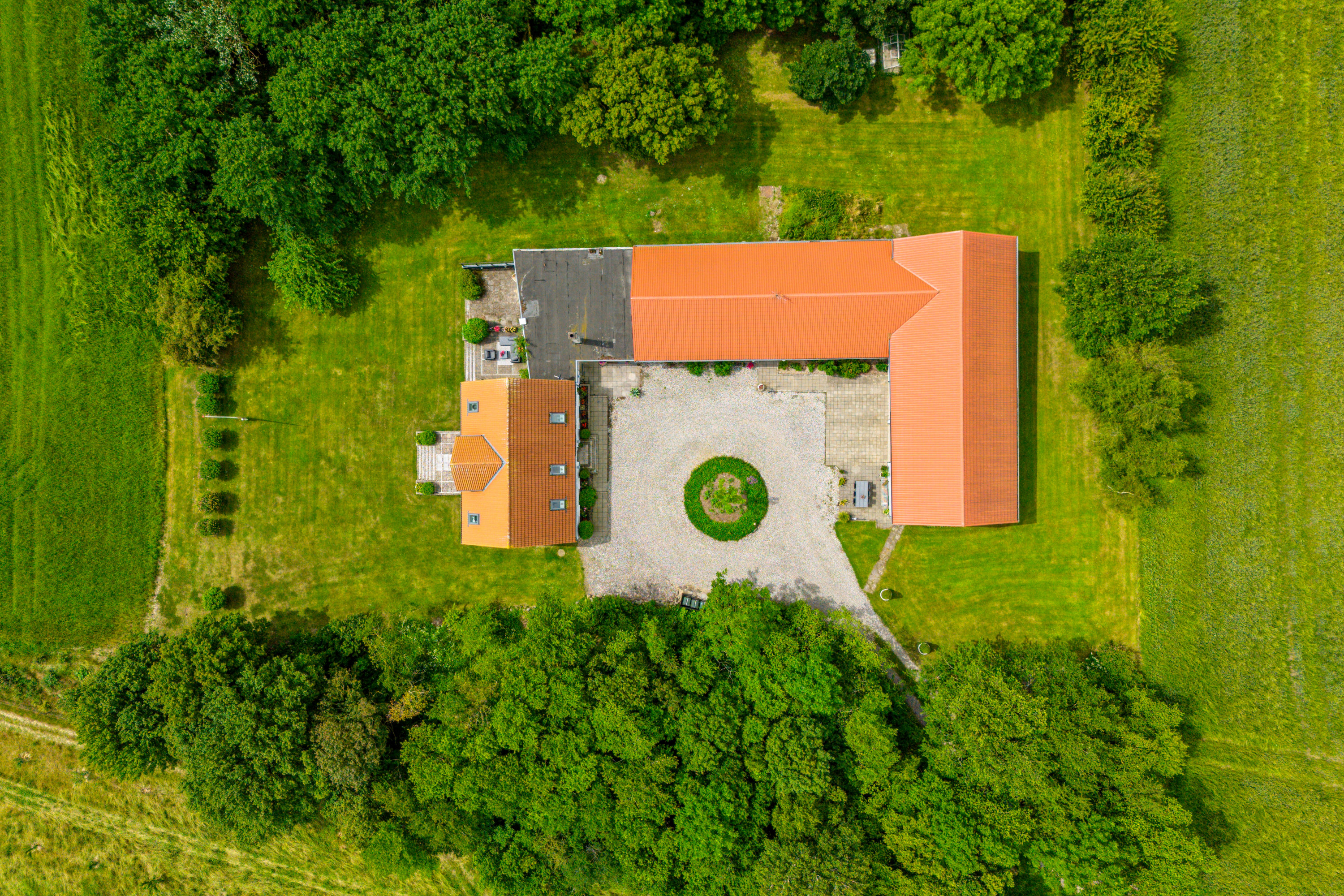 Fremhævet luftfoto billede i fuldskærmstilstand. Billede af Ebeltoftvej 126, Ommestrup, 8544 Mørke