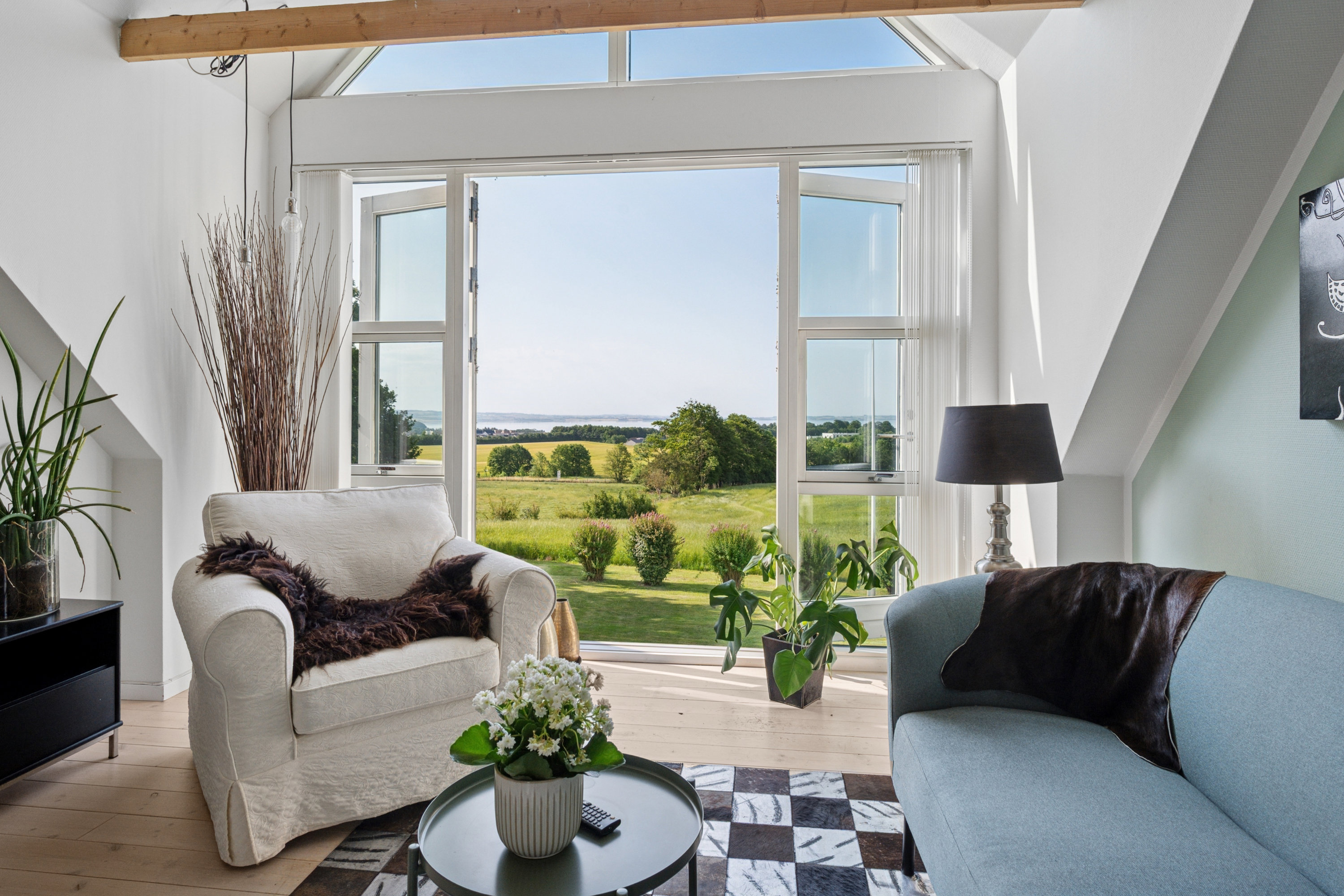 Fremhævet stue billede i fuldskærmstilstand. Billede af Ebeltoftvej 126, Ommestrup, 8544 Mørke