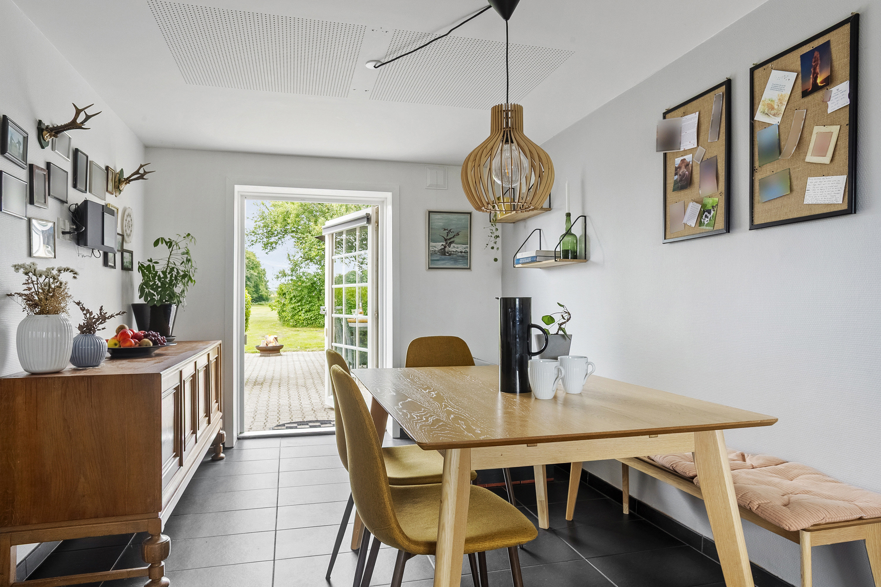 Fremhævet spisestue billede i fuldskærmstilstand. Billede af Firringvej 1, Tuesbøl, 6650 Brørup