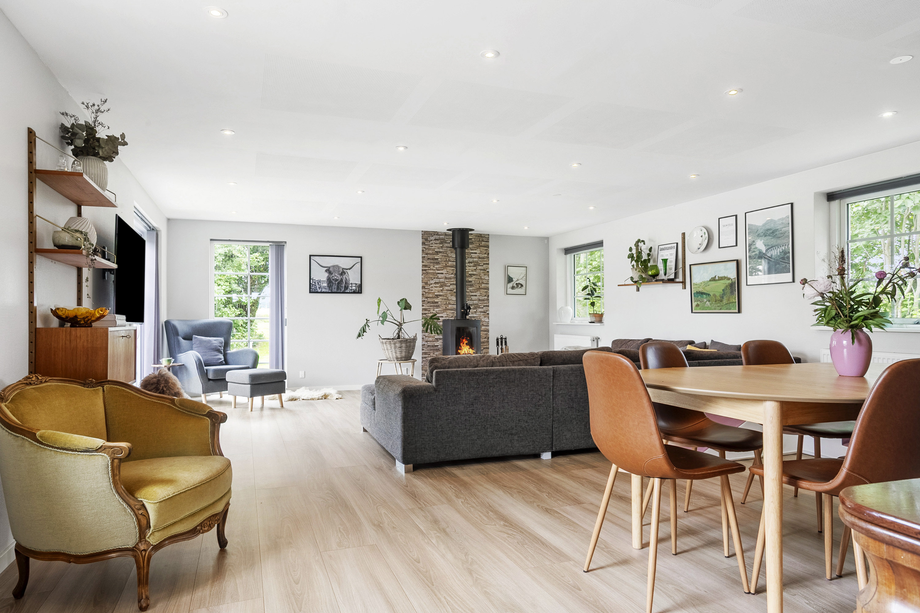 Fremhævet stue billede i fuldskærmstilstand. Billede af Firringvej 1, Tuesbøl, 6650 Brørup