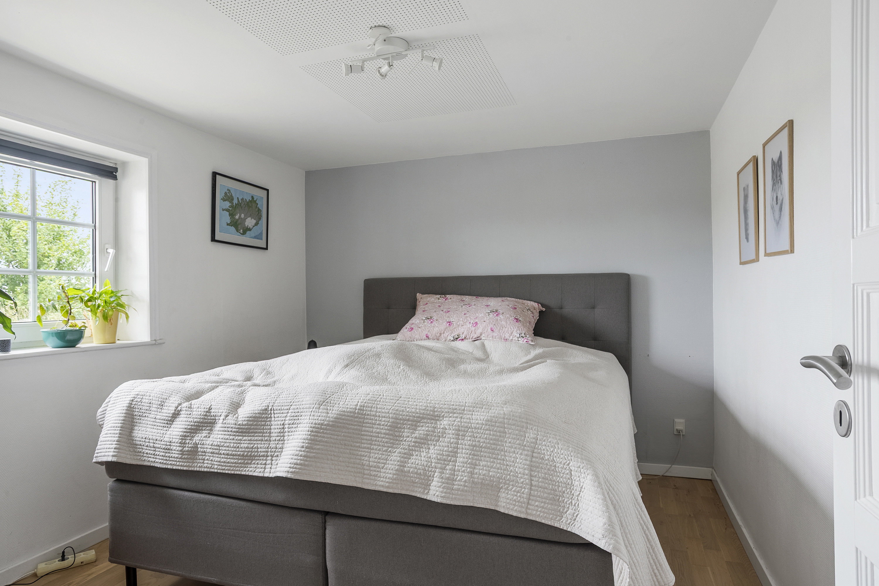 Fremhævet soveværelse billede i fuldskærmstilstand. Billede af Firringvej 1, Tuesbøl, 6650 Brørup