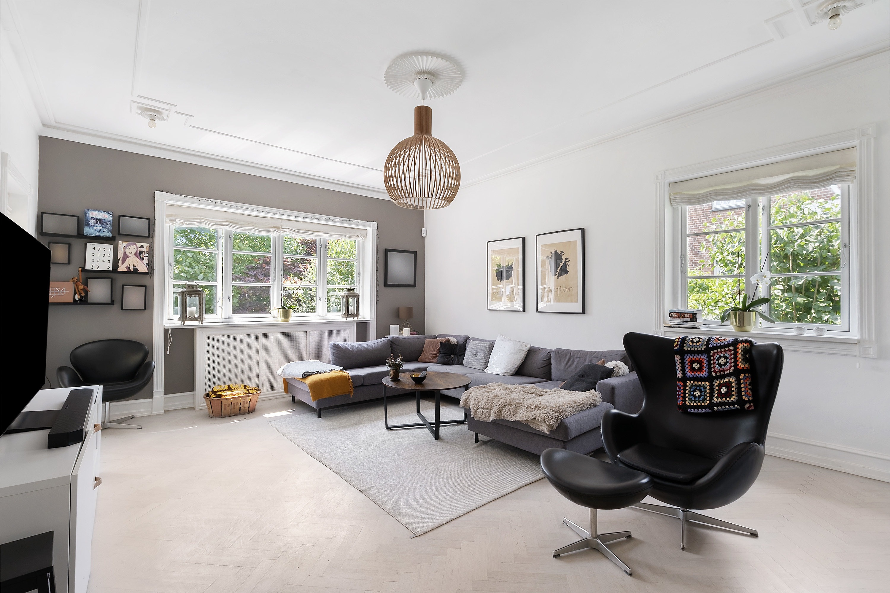 Fremhævet stue billede i fuldskærmstilstand. Billede af Dyssegårdsvej 8, 2900 Hellerup