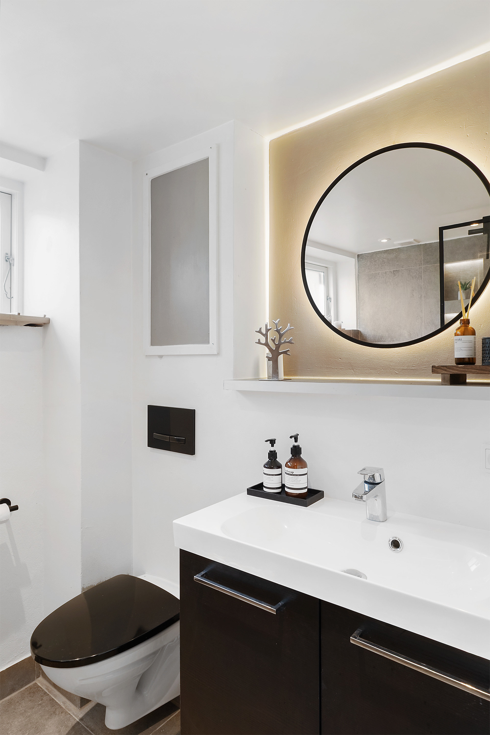 Fremhævet badeværelse billede i fuldskærmstilstand. Billede af Dyssegårdsvej 8, 2900 Hellerup