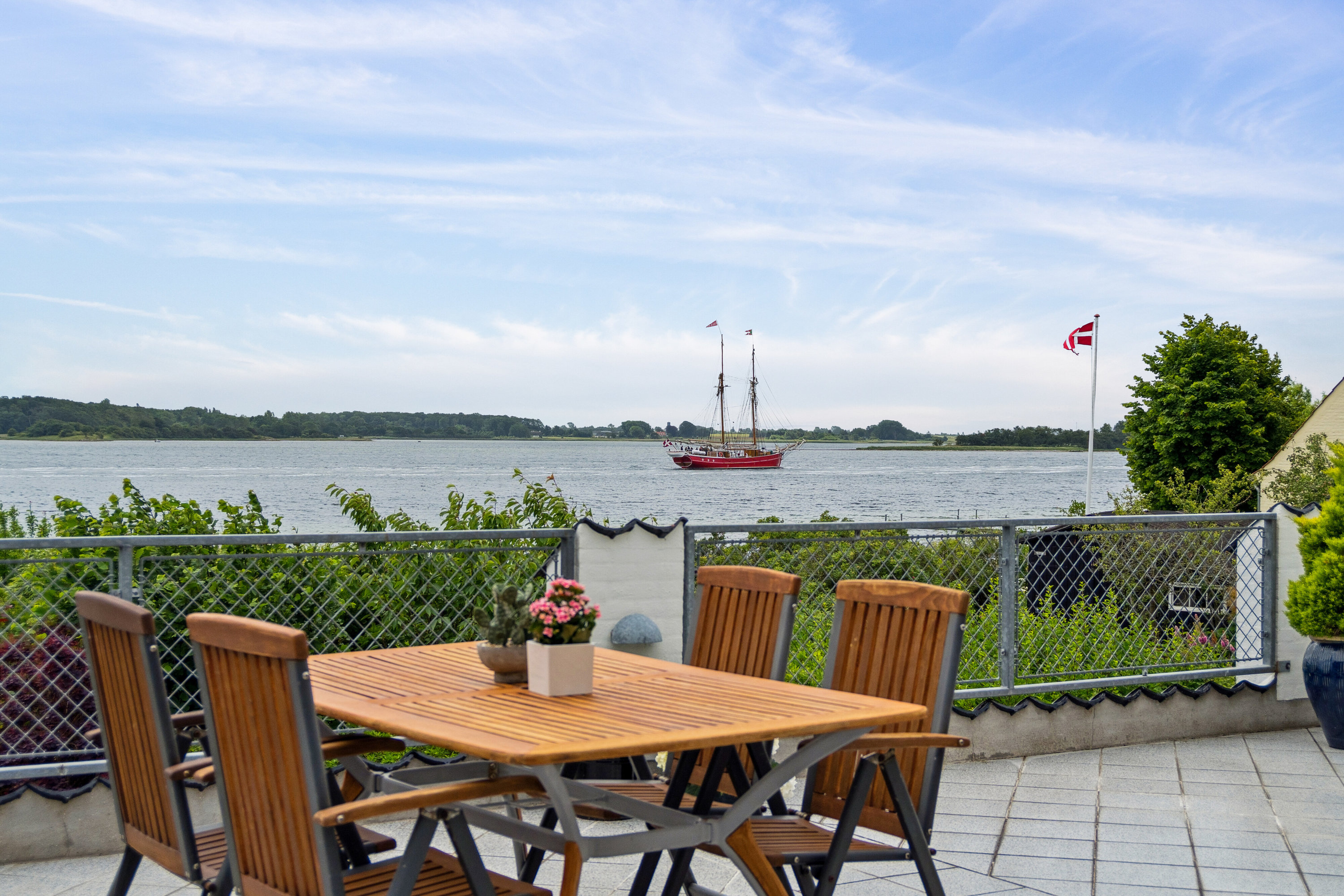 Fremhævet udendørs billede i fuldskærmstilstand. Billede af Sætting Strandvej 32, 5700 Svendborg