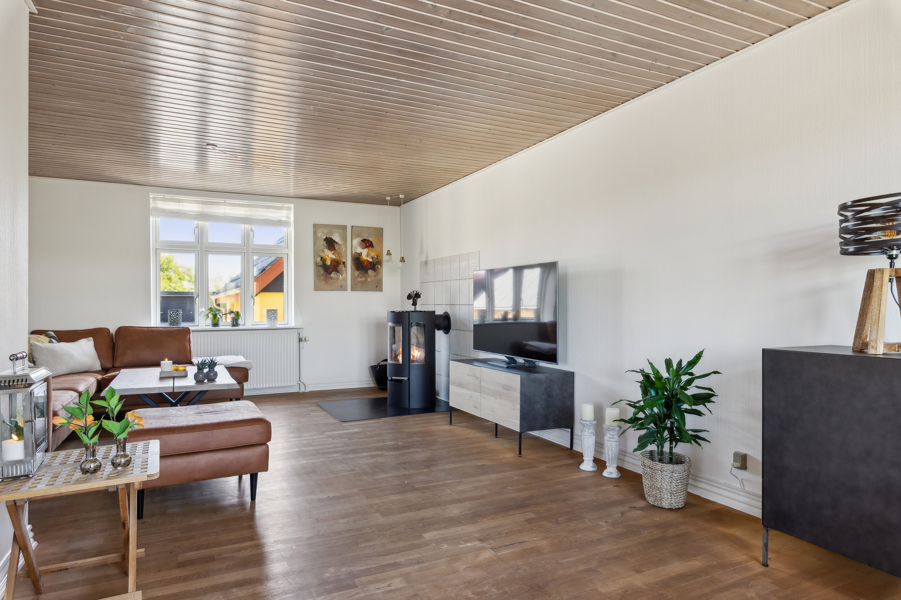 Fremhævet stue billede i fuldskærmstilstand. Billede af Robstrupvej 5, Voldby, 8500 Grenaa