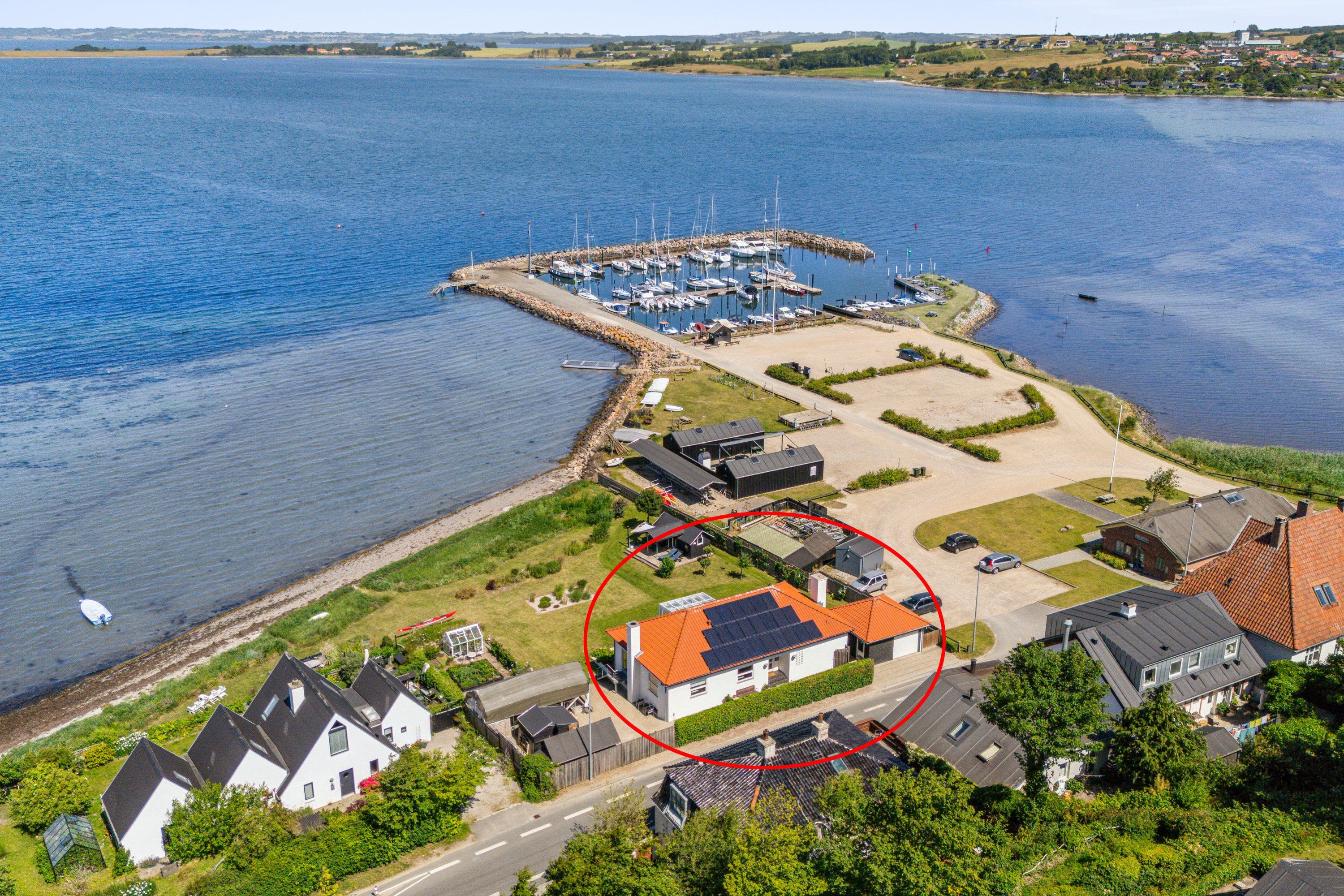 Miniaturebillede 1: luftfoto. Billede af Holmbjergvej 54, Knebelbro, 8420 Knebel