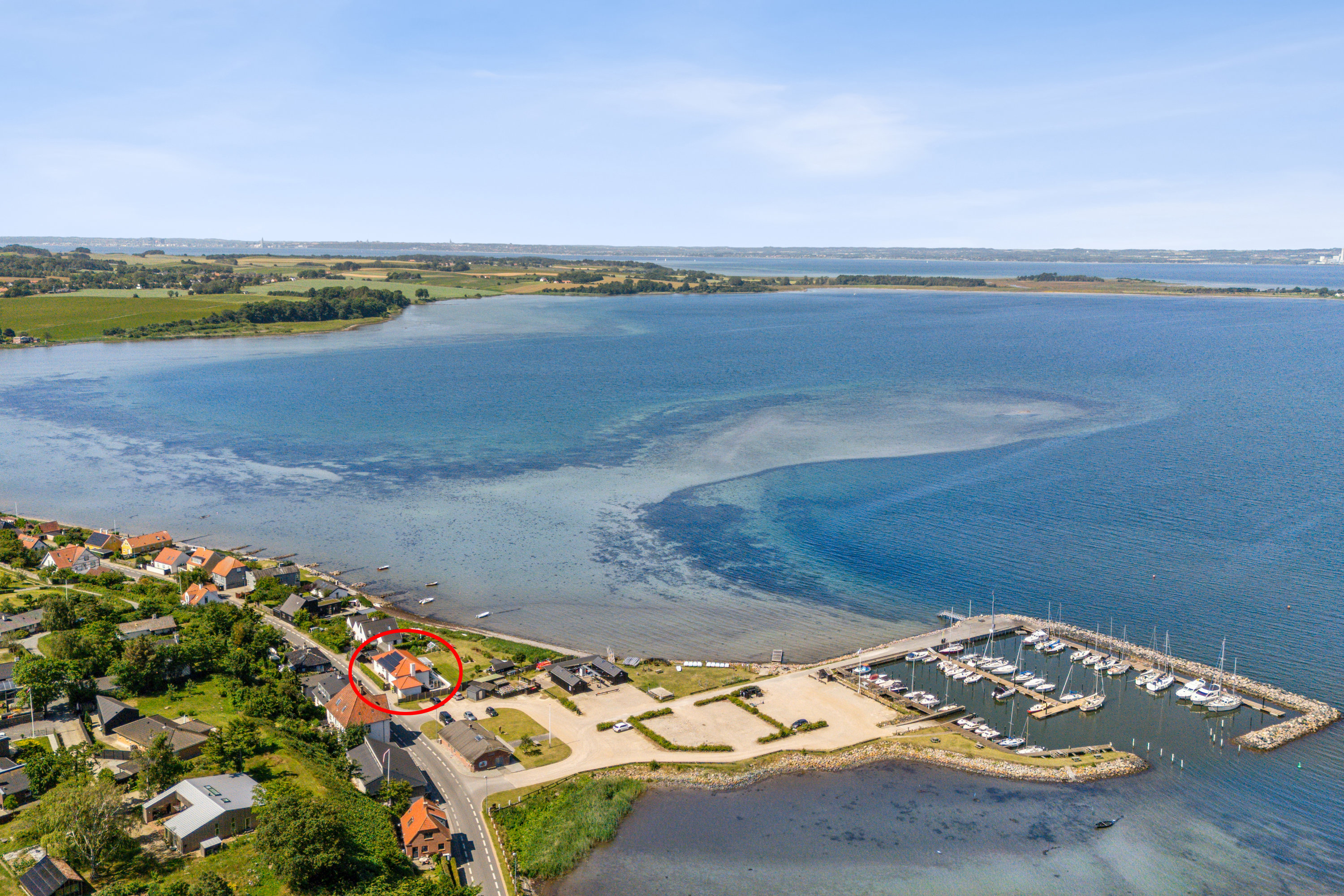 Fremhævet luftfoto billede i fuldskærmstilstand. Billede af Holmbjergvej 54, Knebelbro, 8420 Knebel