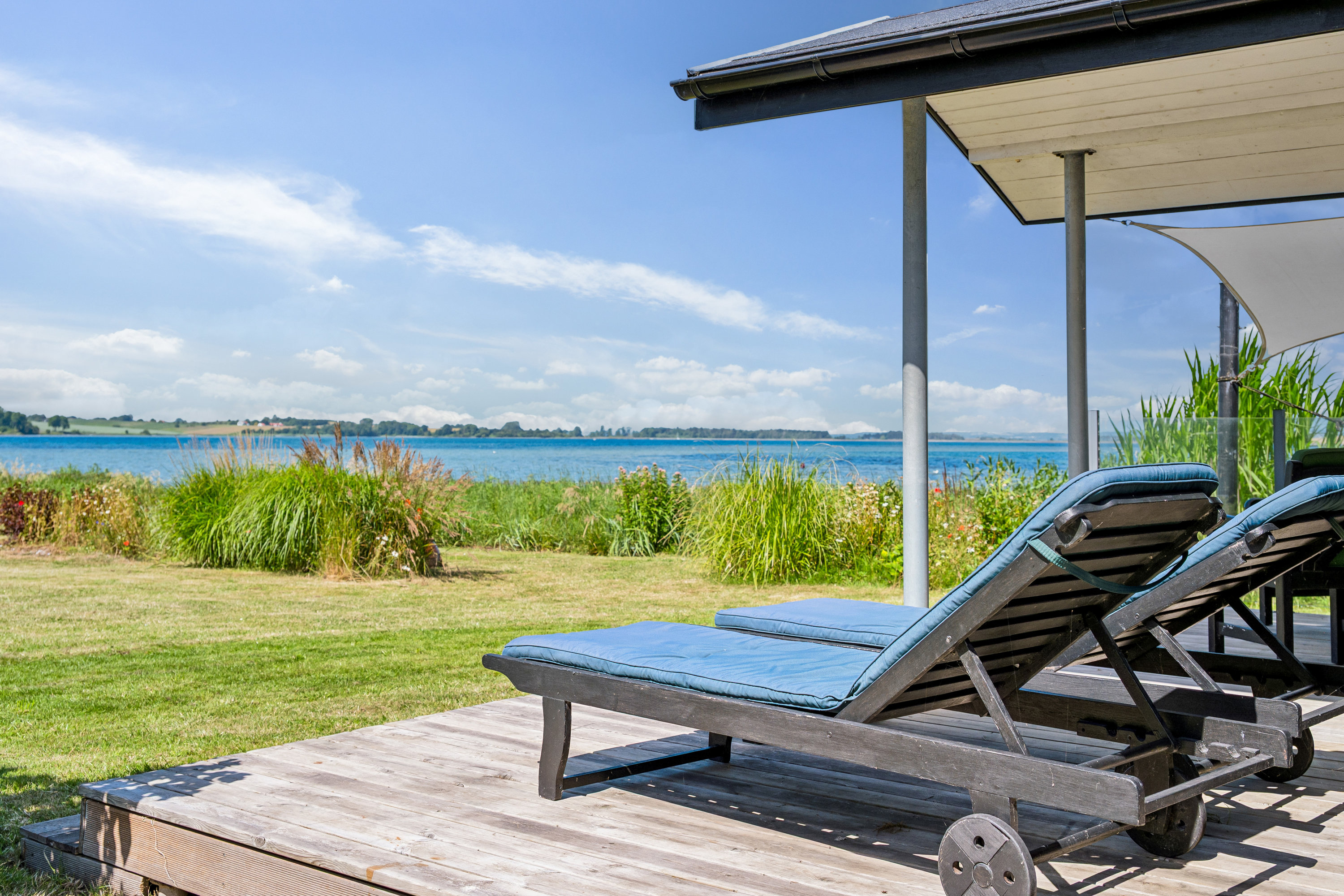 Fremhævet terrasse billede i fuldskærmstilstand. Billede af Holmbjergvej 54, Knebelbro, 8420 Knebel