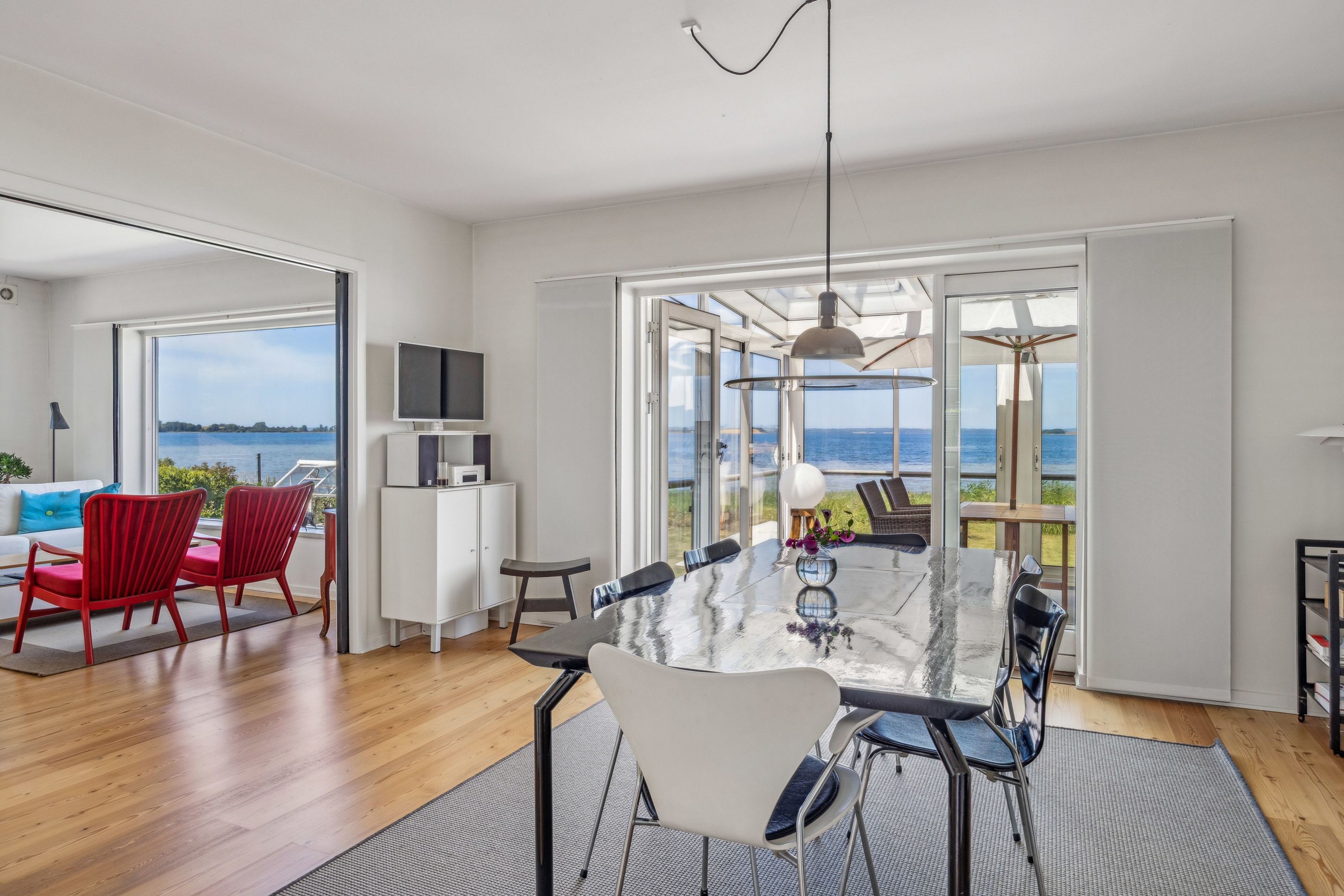 Fremhævet stue billede i fuldskærmstilstand. Billede af Holmbjergvej 54, Knebelbro, 8420 Knebel