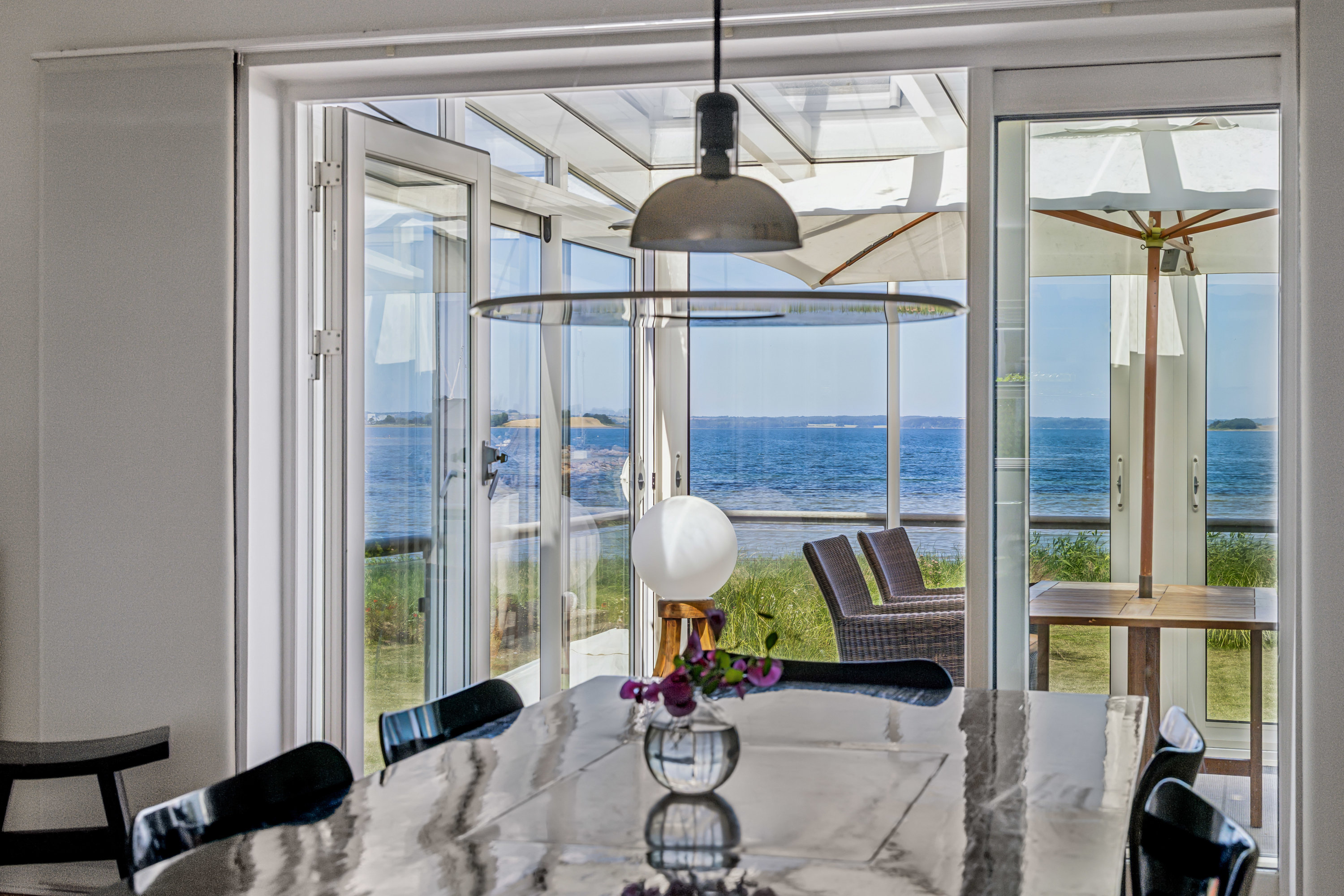 Fremhævet stue billede i fuldskærmstilstand. Billede af Holmbjergvej 54, Knebelbro, 8420 Knebel