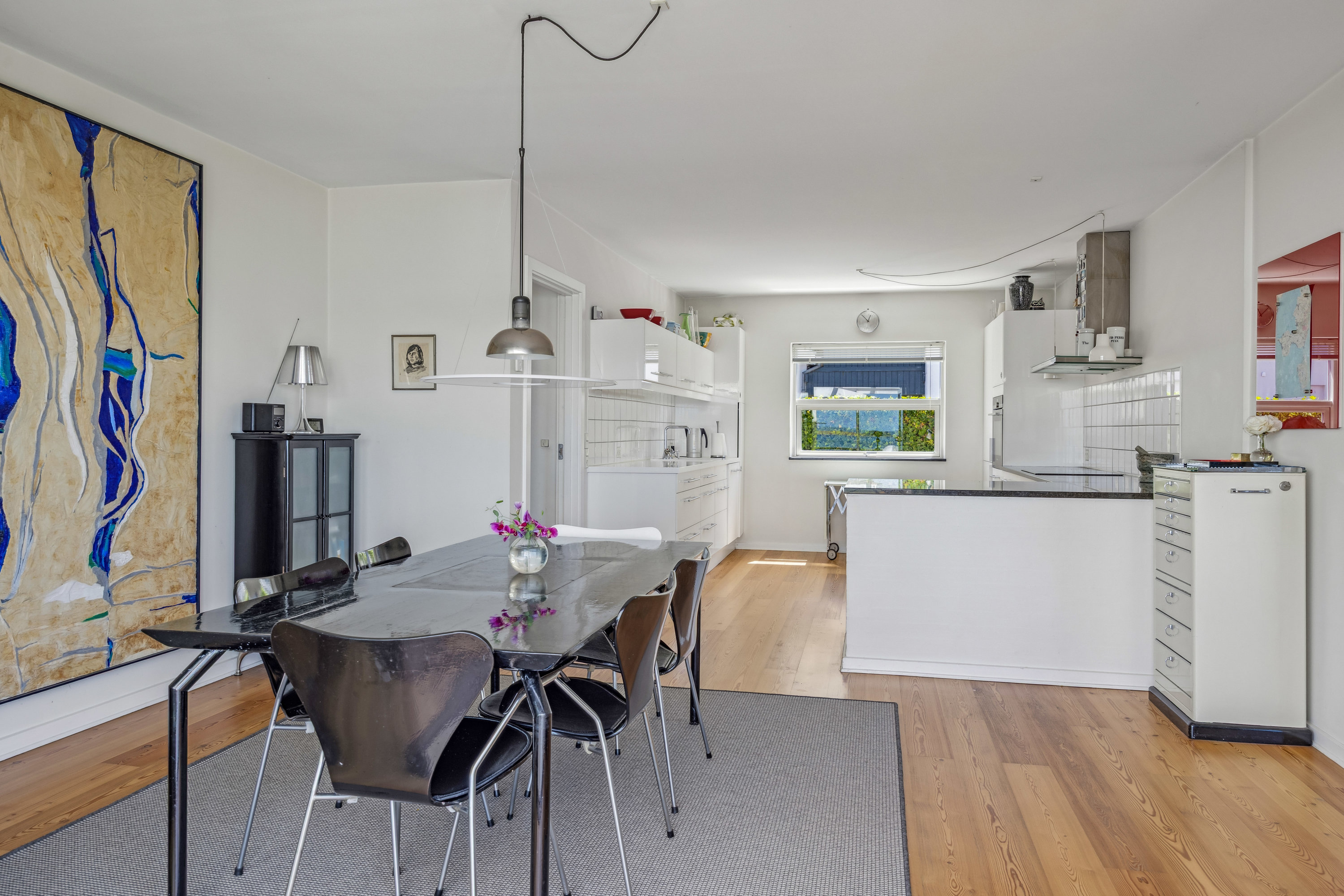 Fremhævet stue billede i fuldskærmstilstand. Billede af Holmbjergvej 54, Knebelbro, 8420 Knebel