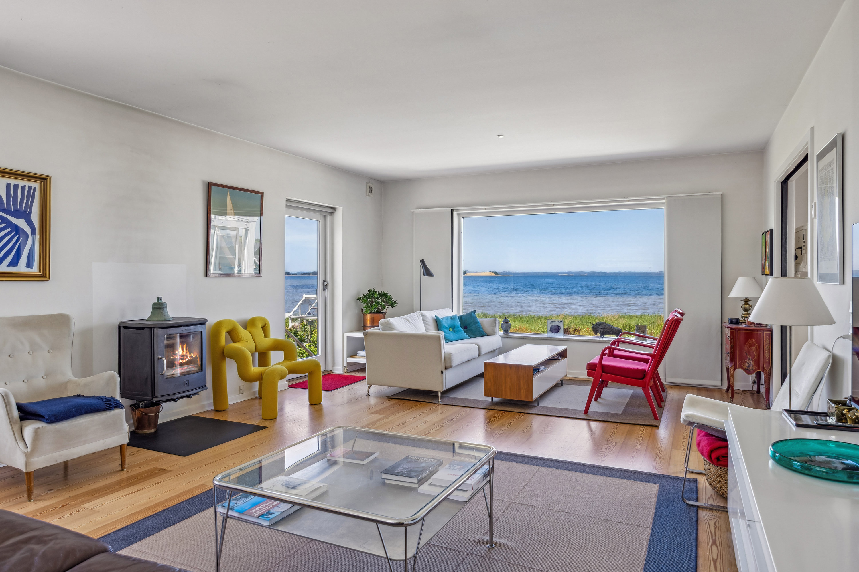 Fremhævet stue billede i fuldskærmstilstand. Billede af Holmbjergvej 54, Knebelbro, 8420 Knebel