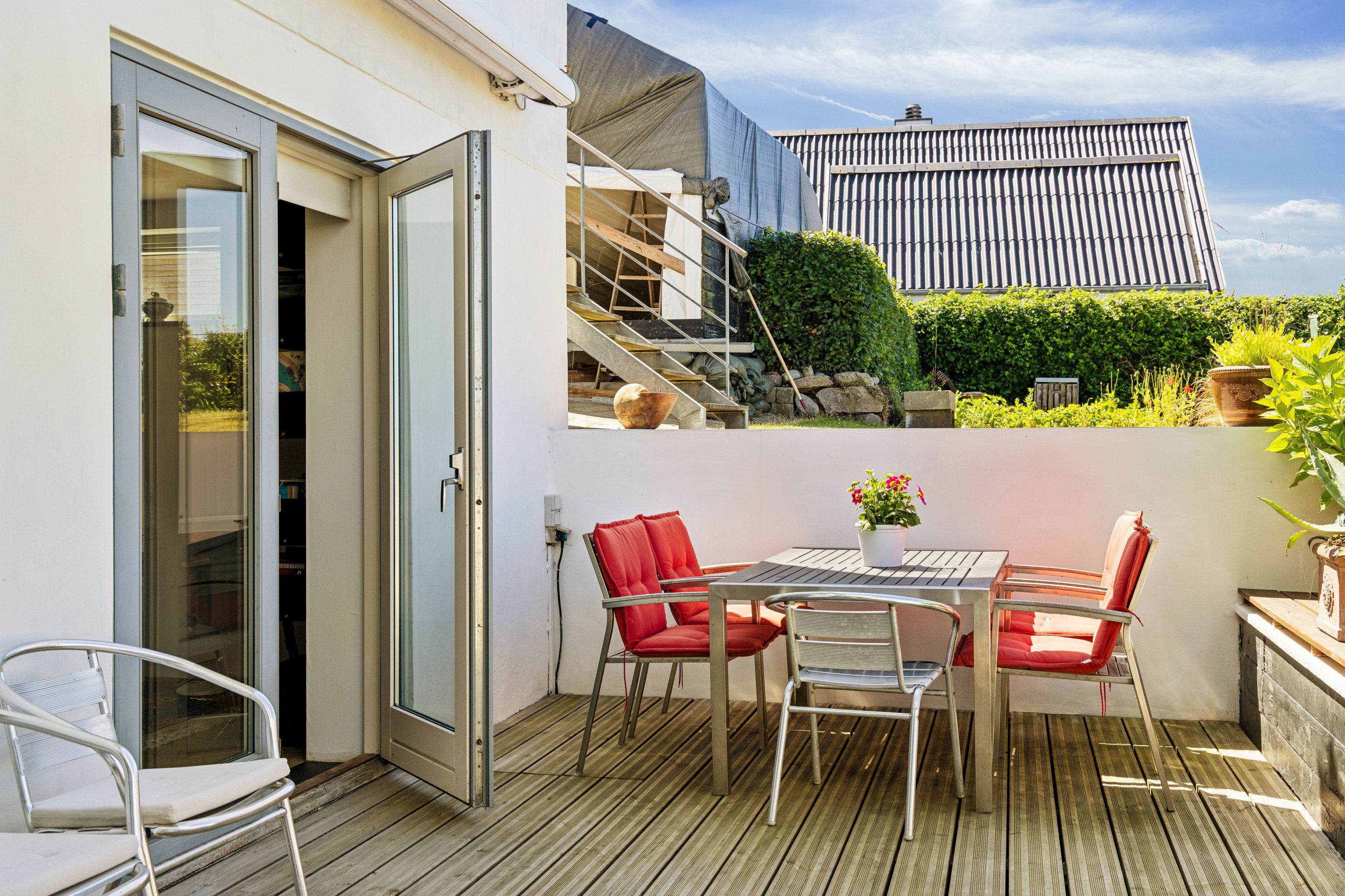 Fremhævet terrasse billede i fuldskærmstilstand. Billede af Holmbjergvej 54, Knebelbro, 8420 Knebel