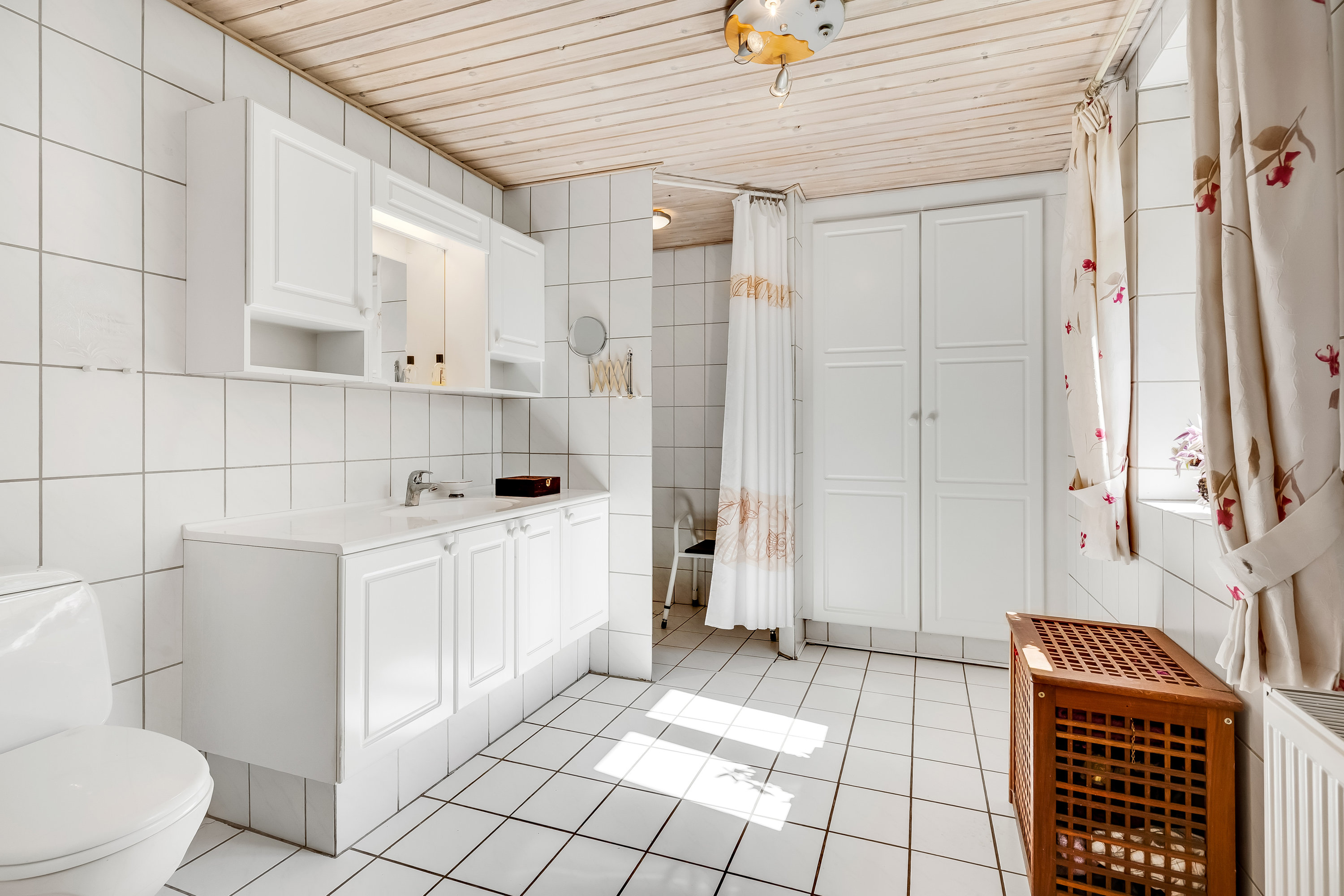 Fremhævet badeværelse billede i fuldskærmstilstand. Billede af Brunsgårdvej 2, Nørlem, 7620 Lemvig