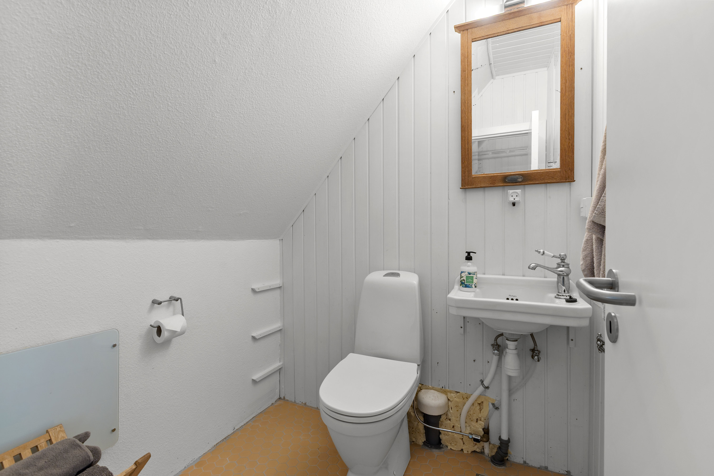 Fremhævet toilet billede i fuldskærmstilstand. Billede af Nordskovvej 13, Tygestrup, 4180 Sorø