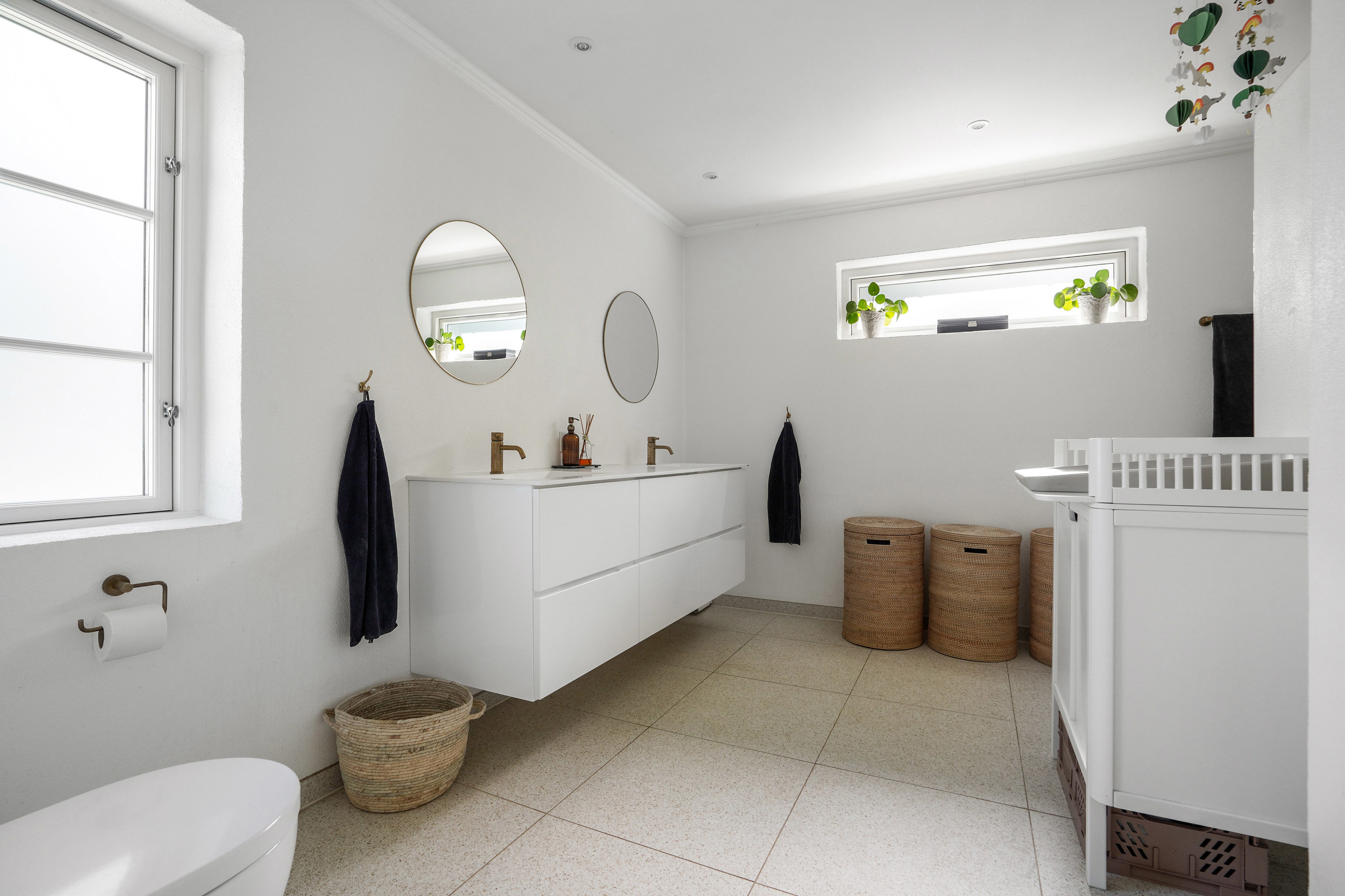 Fremhævet toilet billede i fuldskærmstilstand. Billede af Margrethes Allé 3, Dalum, 5250 Odense SV