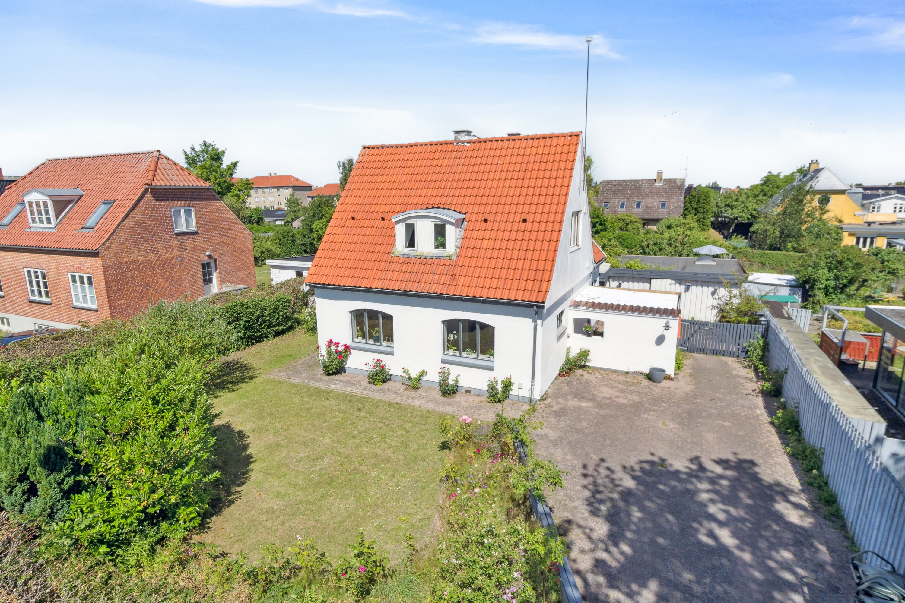 Fremhævet set fra haven billede i fuldskærmstilstand. Billede af Risbjerggårds Alle 13, 2650 Hvidovre