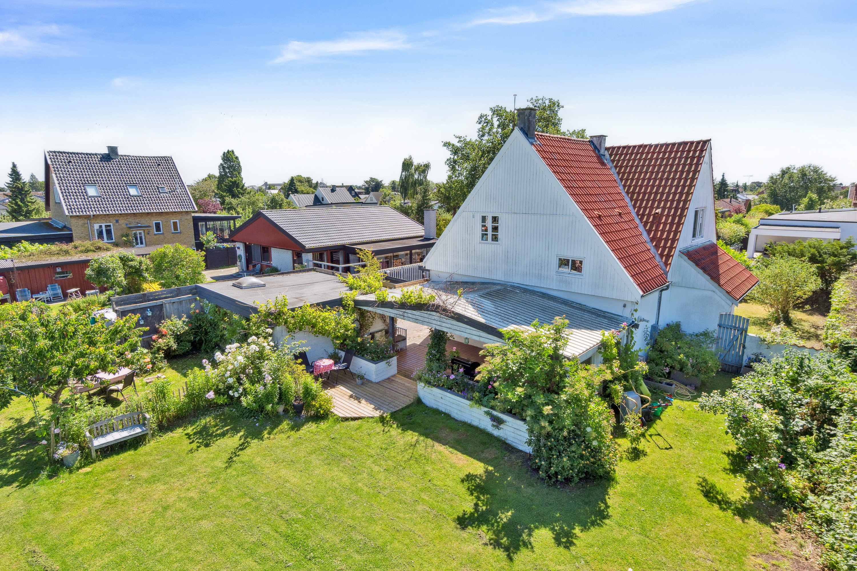 Fremhævet set fra haven billede i fuldskærmstilstand. Billede af Risbjerggårds Alle 13, 2650 Hvidovre