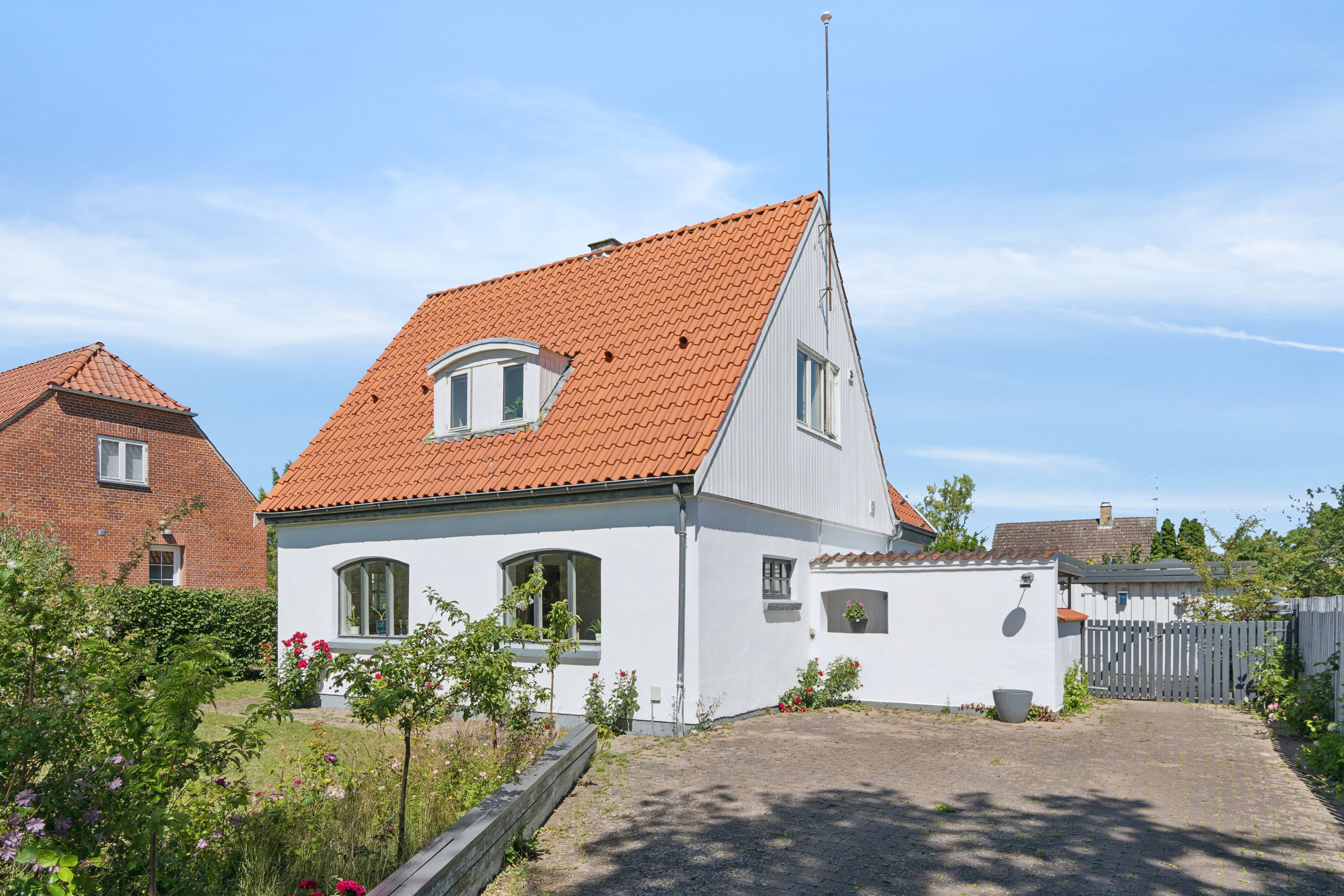 Fremhævet set fra vejen billede i fuldskærmstilstand. Billede af Risbjerggårds Alle 13, 2650 Hvidovre