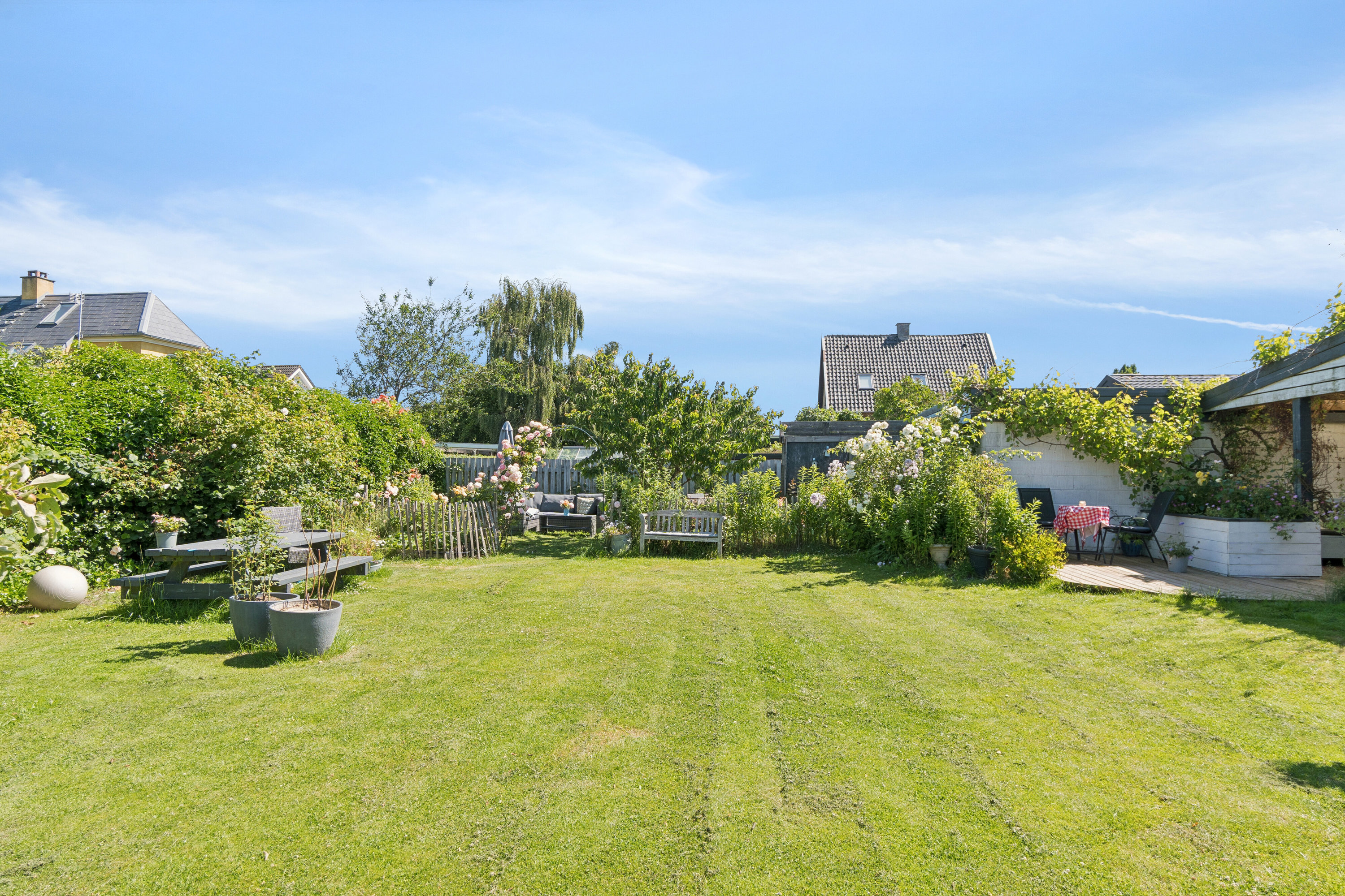 Fremhævet set fra haven billede i fuldskærmstilstand. Billede af Risbjerggårds Alle 13, 2650 Hvidovre