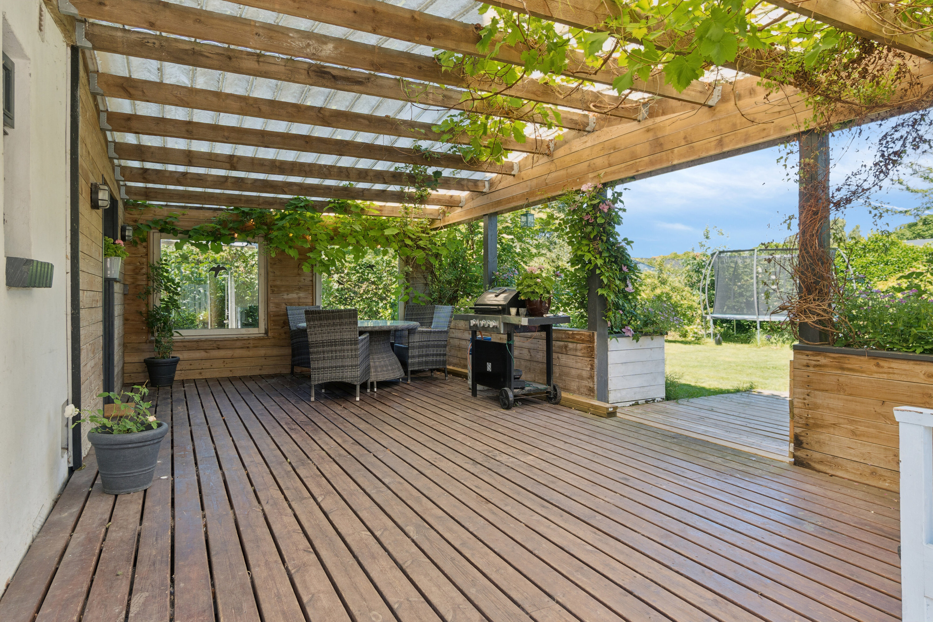 Fremhævet overdækket terrasse billede i fuldskærmstilstand. Billede af Risbjerggårds Alle 13, 2650 Hvidovre