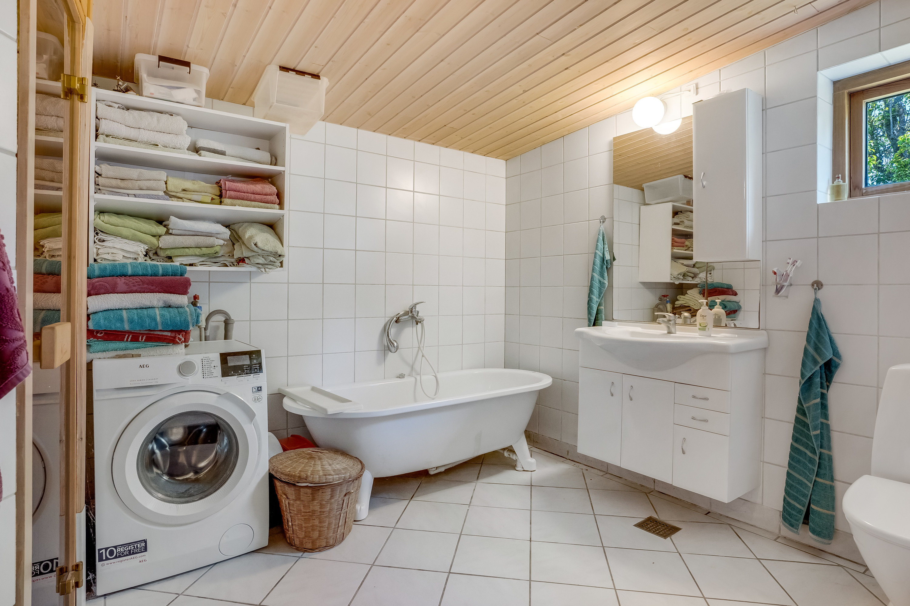 Fremhævet badeværelse billede i fuldskærmstilstand. Billede af Askhavnsvej 16, 4945 Femø