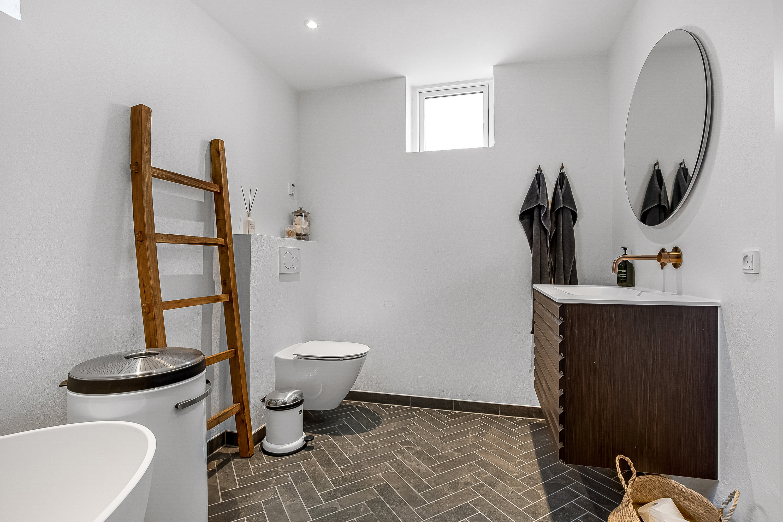 Fremhævet badeværelse billede i fuldskærmstilstand. Billede af Mosebakken 3, Bredballe, 7120 Vejle Øst