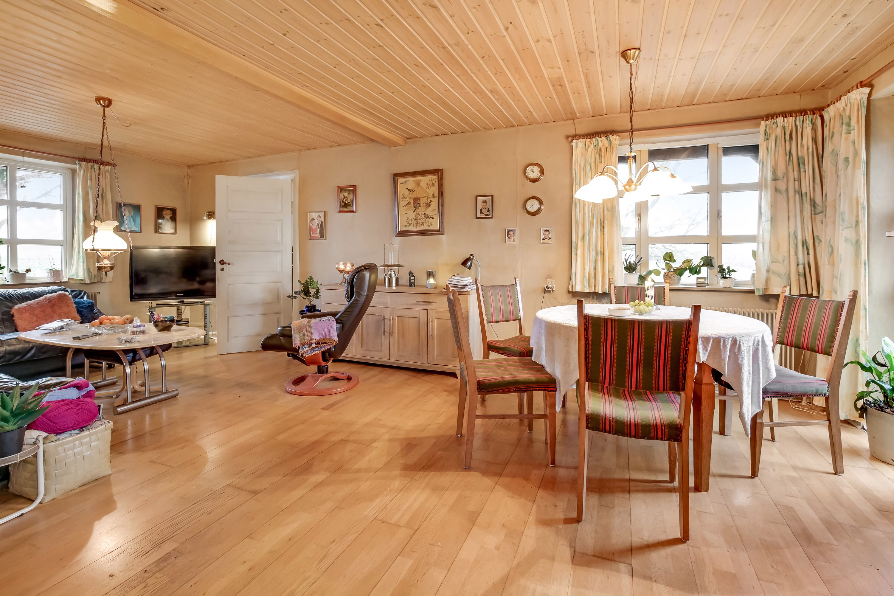 Fremhævet stue billede i fuldskærmstilstand. Billede af Hevringholmvej 6, Vivild, 8961 Allingåbro