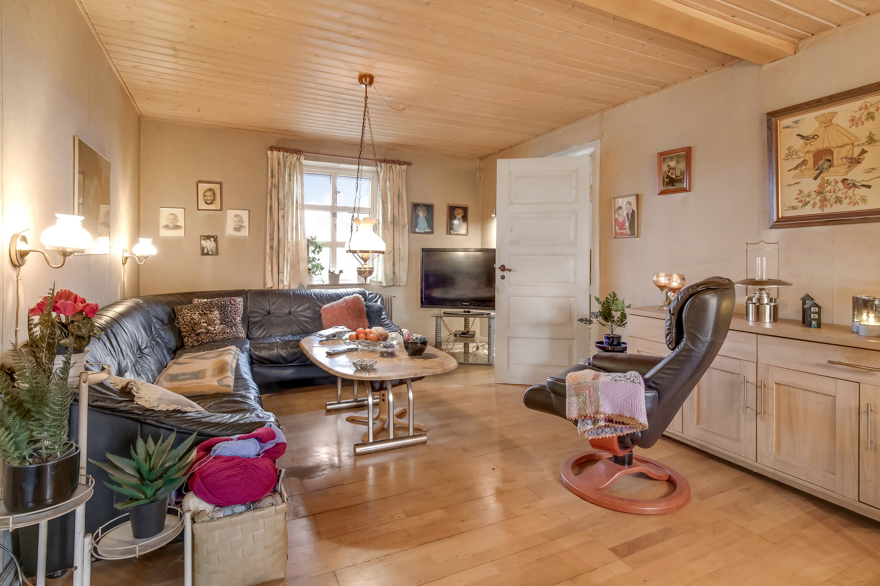 Fremhævet stue billede i fuldskærmstilstand. Billede af Hevringholmvej 6, Vivild, 8961 Allingåbro