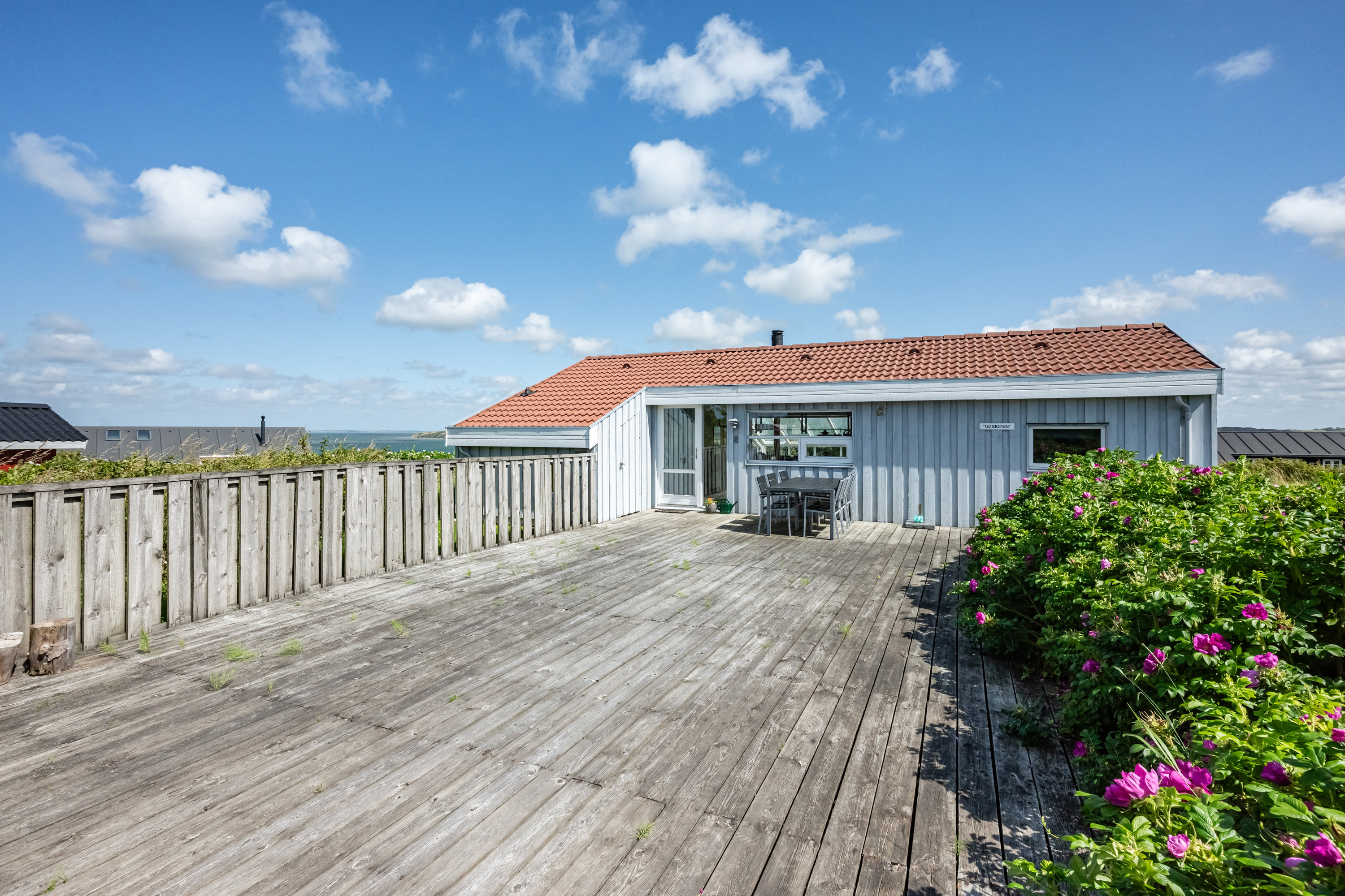 Fremhævet terrasse billede i fuldskærmstilstand. Billede af Gyvelvej 8, Tørring, 7620 Lemvig