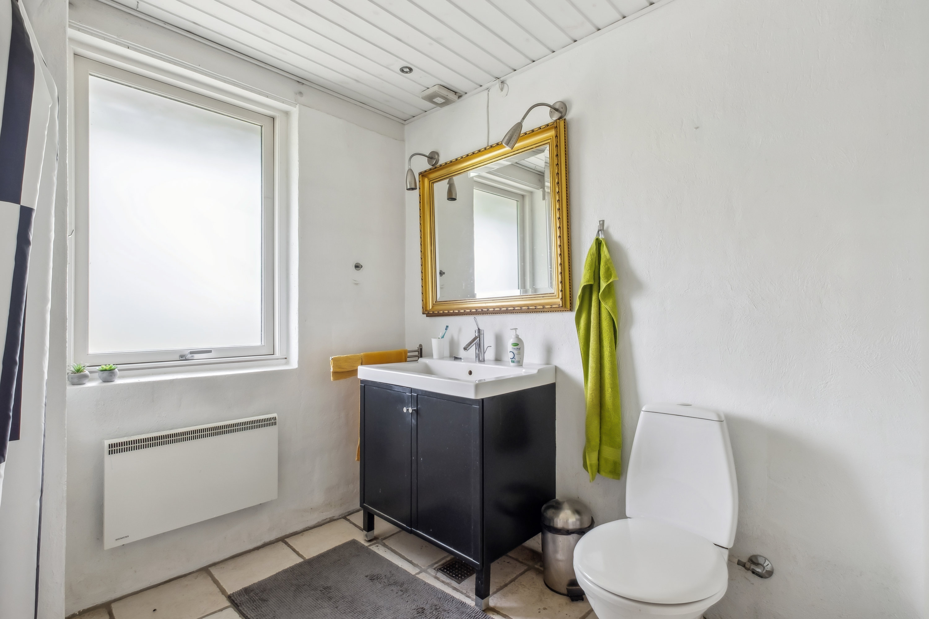 Fremhævet badeværelse billede i fuldskærmstilstand. Billede af Hægvej 4, 8250 Egå