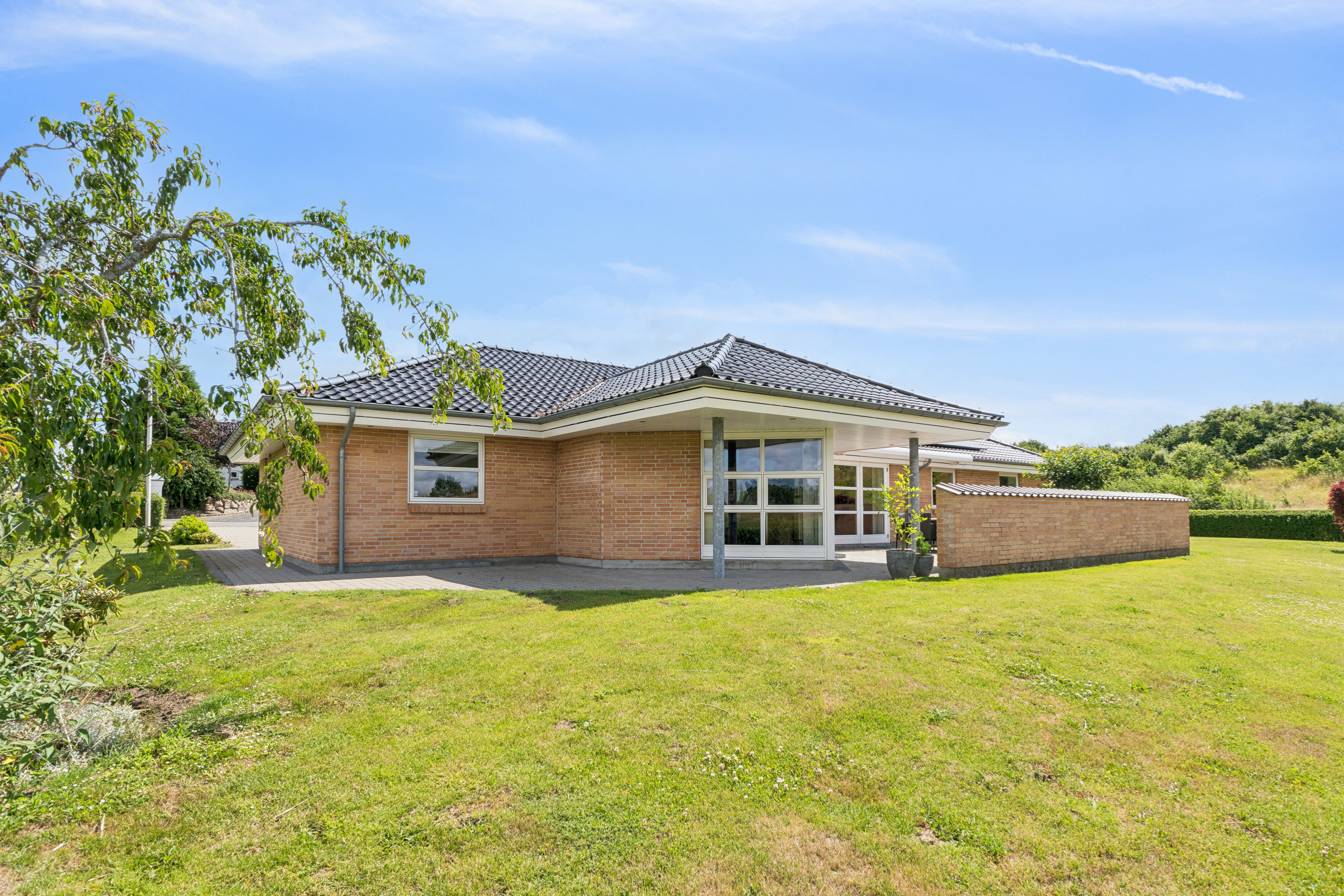 Fremhævet set fra haven billede i fuldskærmstilstand. Billede af Bakkegårds Allé 71, 5550 Langeskov