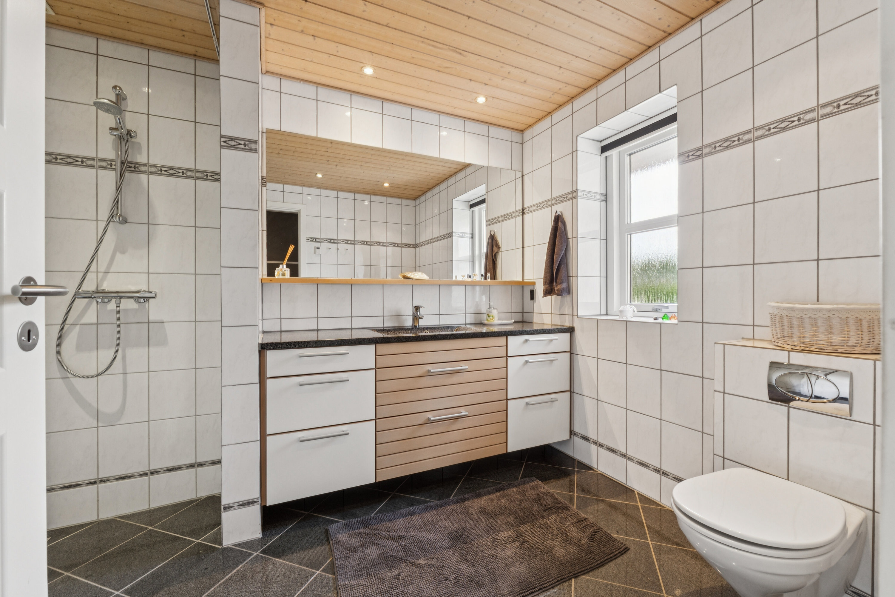 Fremhævet badeværelse billede i fuldskærmstilstand. Billede af Bakkegårds Allé 71, 5550 Langeskov