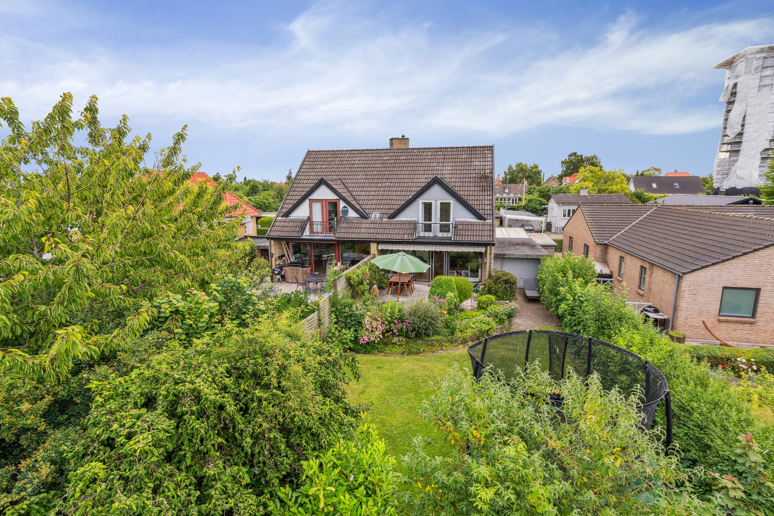 Fremhævet set fra haven billede i fuldskærmstilstand. Billede af Doktor Willesvej 11A, 2650 Hvidovre