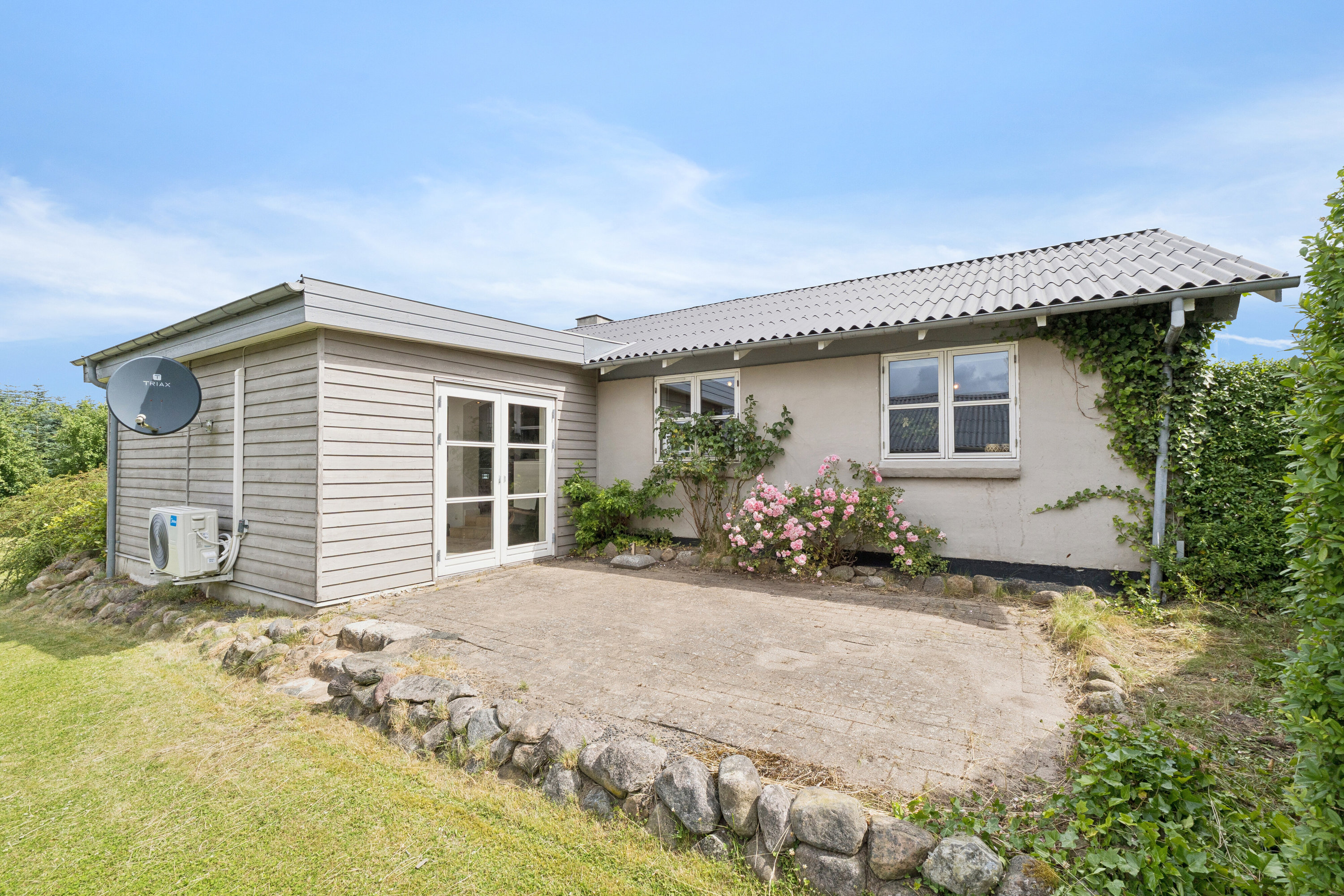 Fremhævet set fra haven billede i fuldskærmstilstand. Billede af Rugvænget 16, 8653 Them