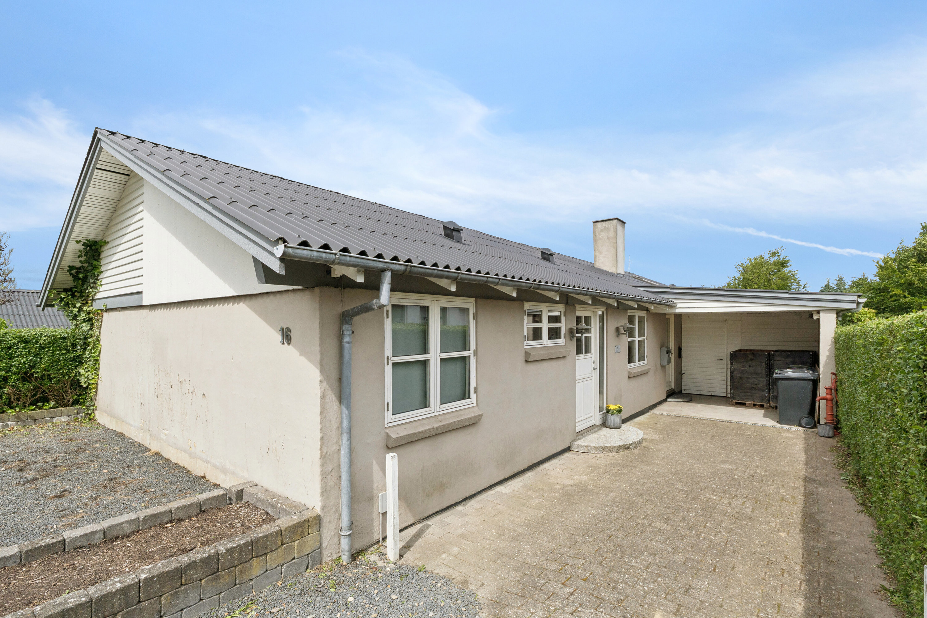 Miniaturebillede 1: set fra vejen. Billede af Rugvænget 16, 8653 Them