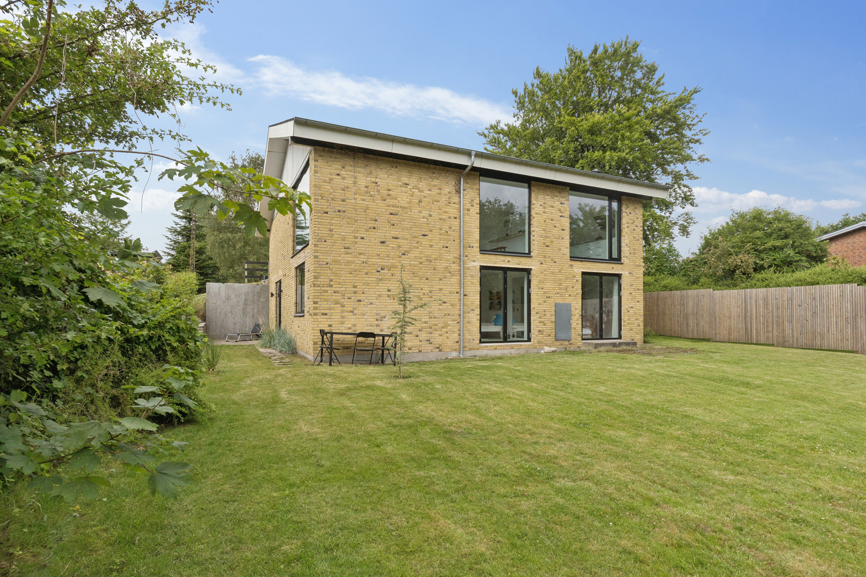 Fremhævet set fra haven billede i fuldskærmstilstand. Billede af Søndervang 31, 9800 Hjørring